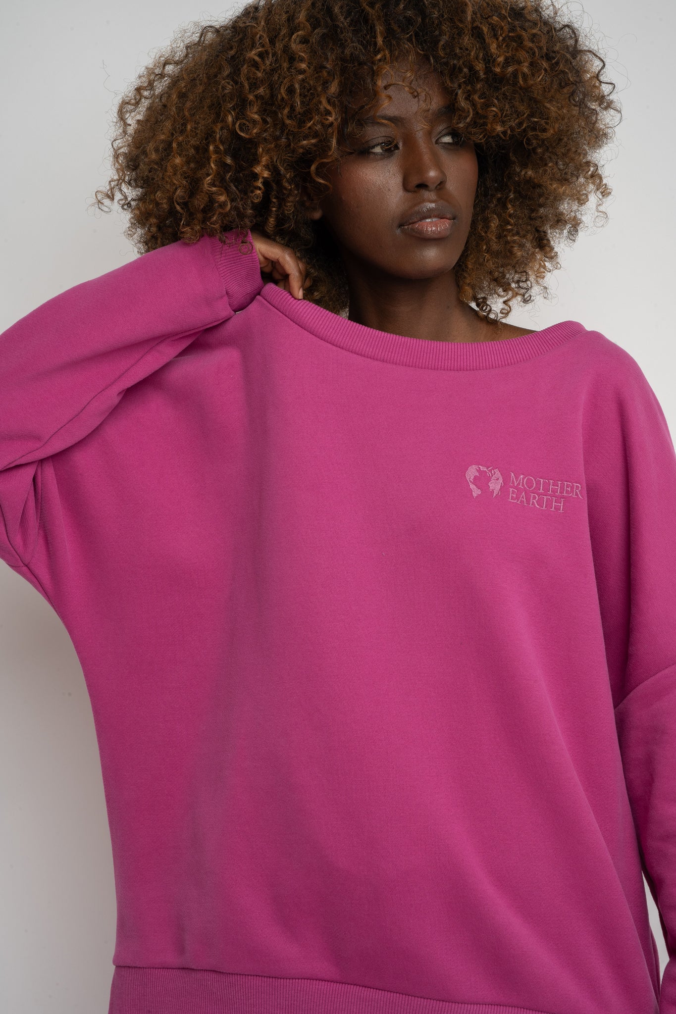BLUZA OVERSIZE Z SZEROKIM DEKOLTEM RÓŻOWA  - MULL