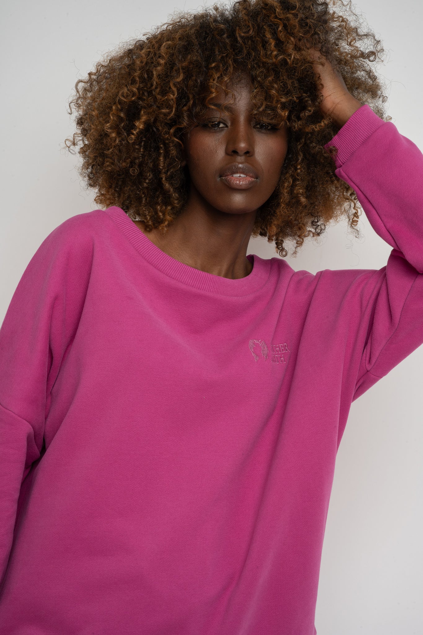 BLUZA OVERSIZE Z SZEROKIM DEKOLTEM RÓŻOWA  - MULL