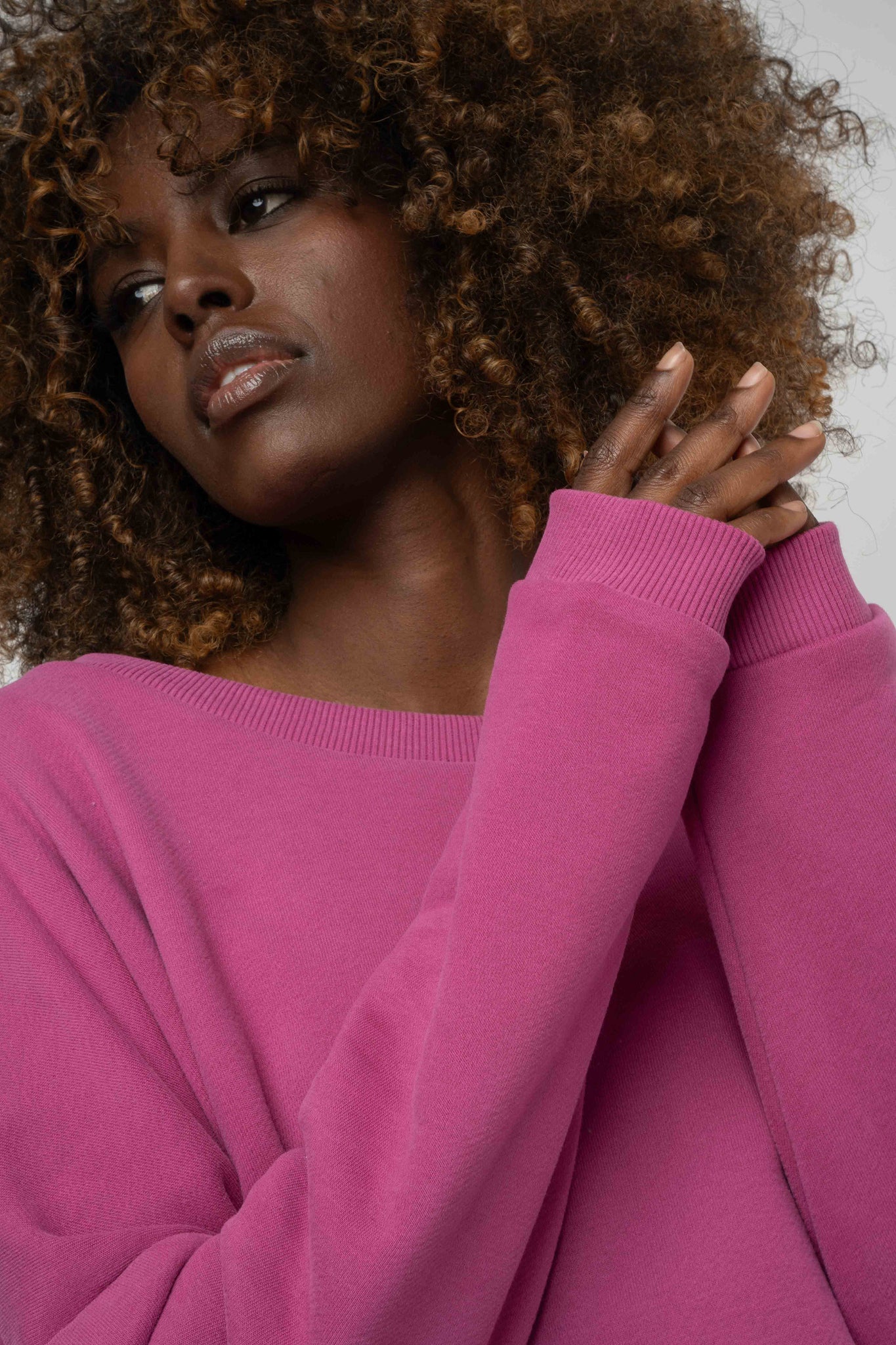 BLUZA OVERSIZE Z SZEROKIM DEKOLTEM 2nd DROP RÓŻOWA - MULL