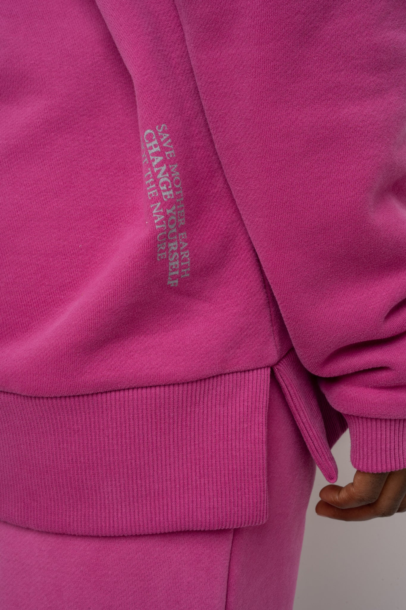 BLUZA OVERSIZE Z SZEROKIM DEKOLTEM RÓŻOWA  - MULL