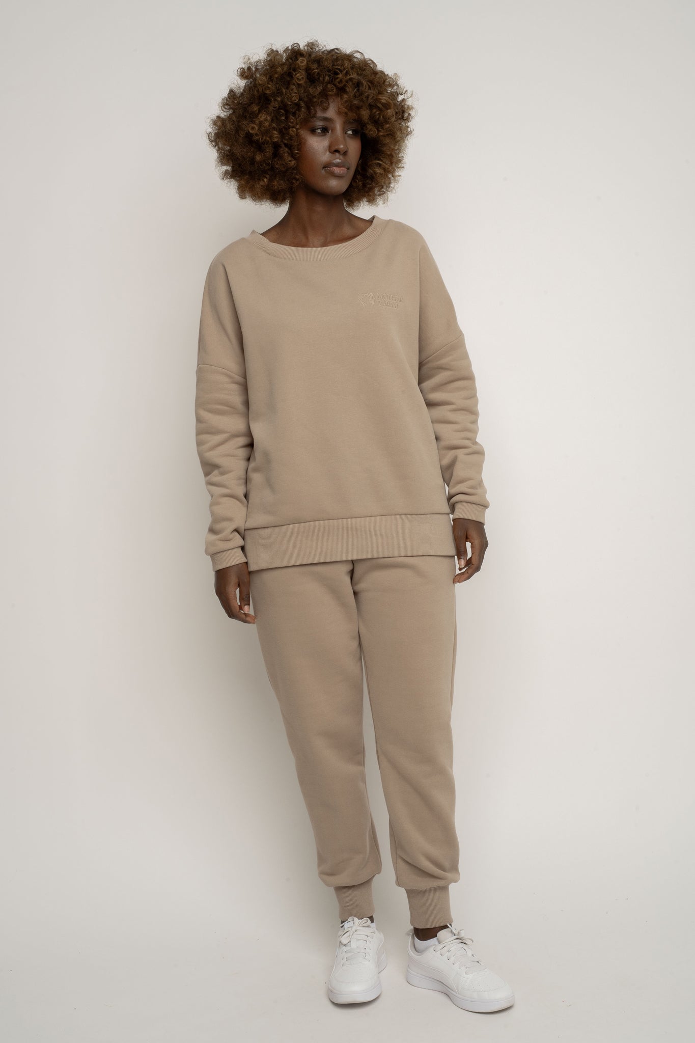 BLUZA OVERSIZE Z SZEROKIM DEKOLTEM JASNOBRĄZOWA - MULL