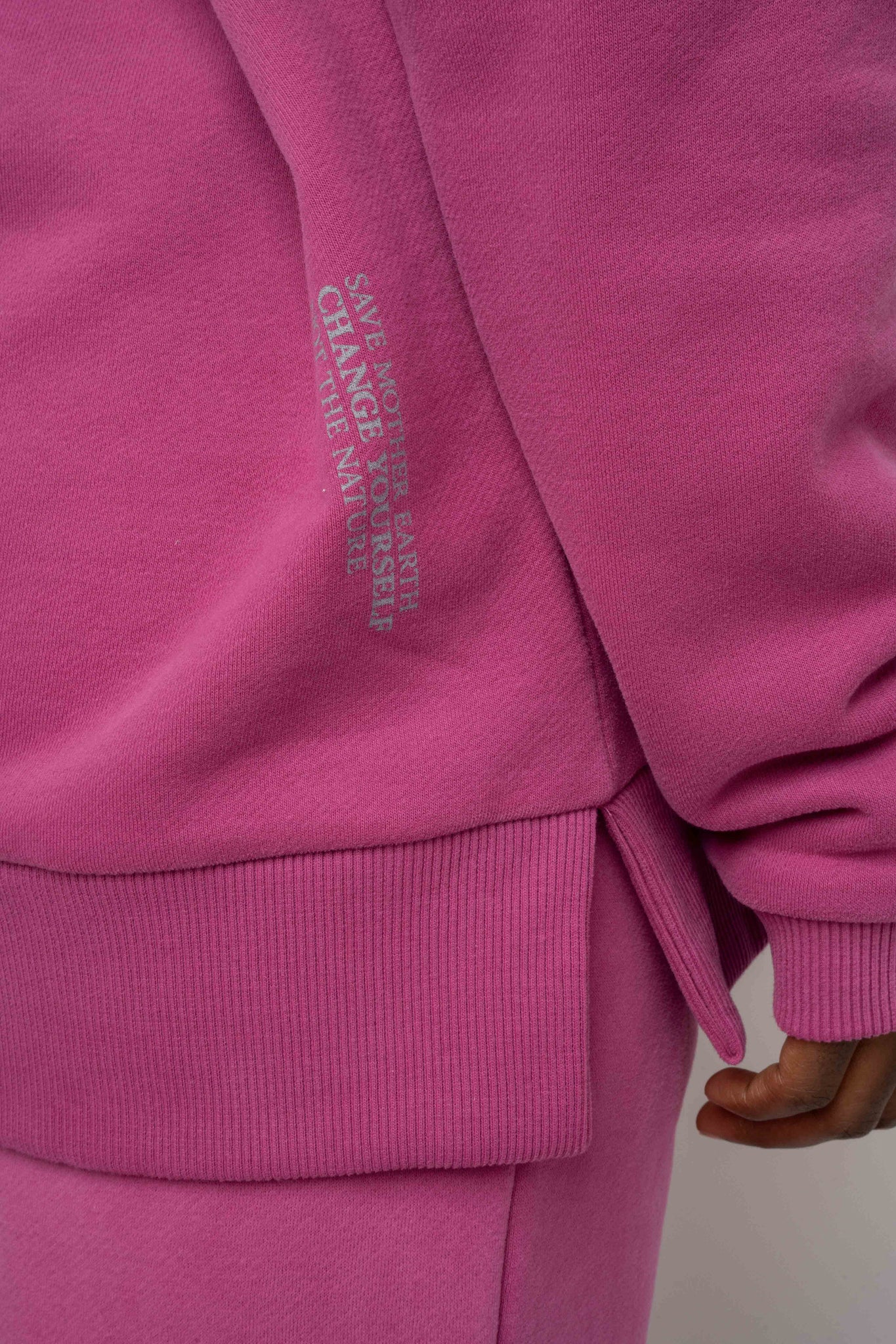 BLUZA OVERSIZE Z SZEROKIM DEKOLTEM 2nd DROP RÓŻOWA - MULL