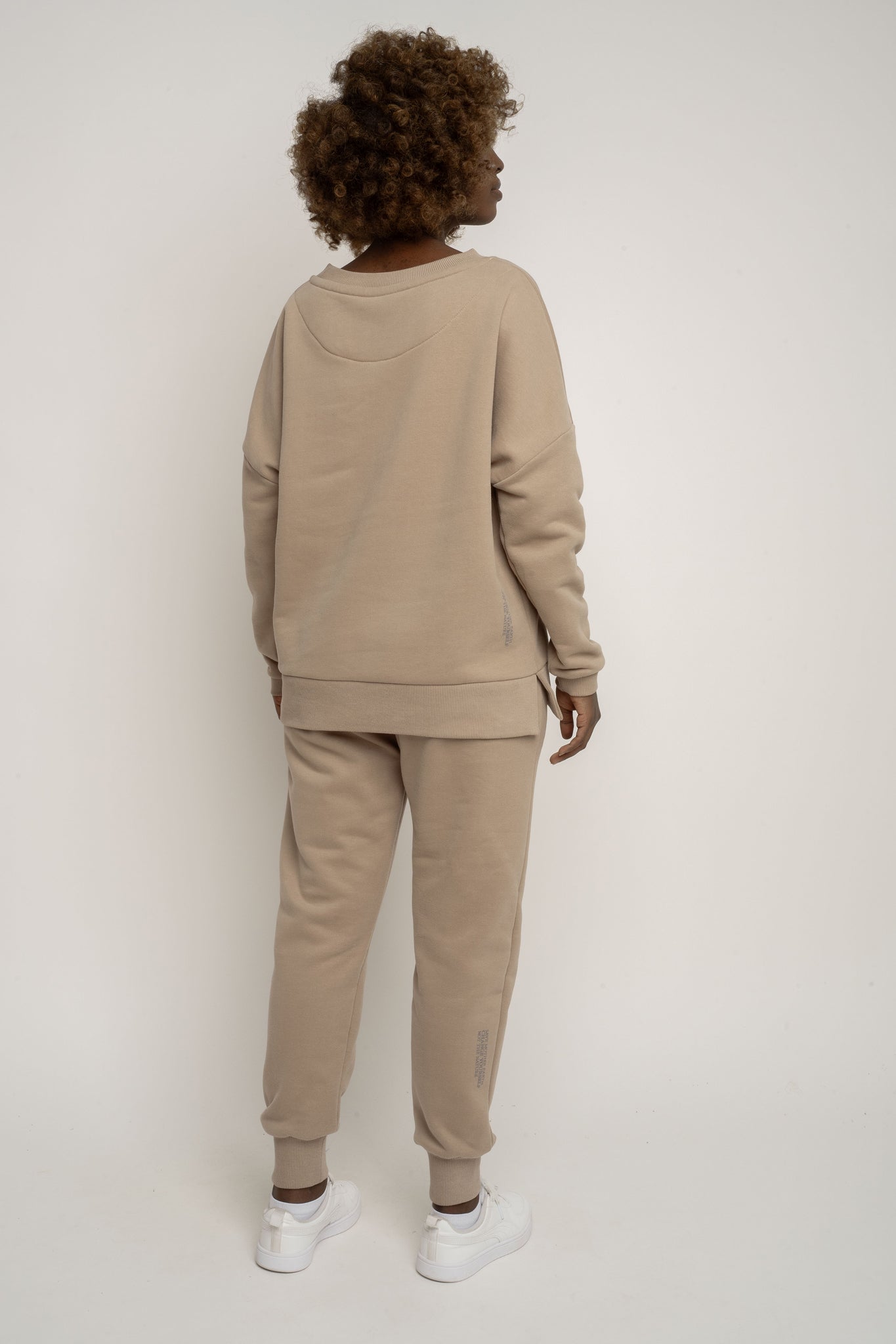 BLUZA OVERSIZE Z SZEROKIM DEKOLTEM JASNOBRĄZOWA - MULL