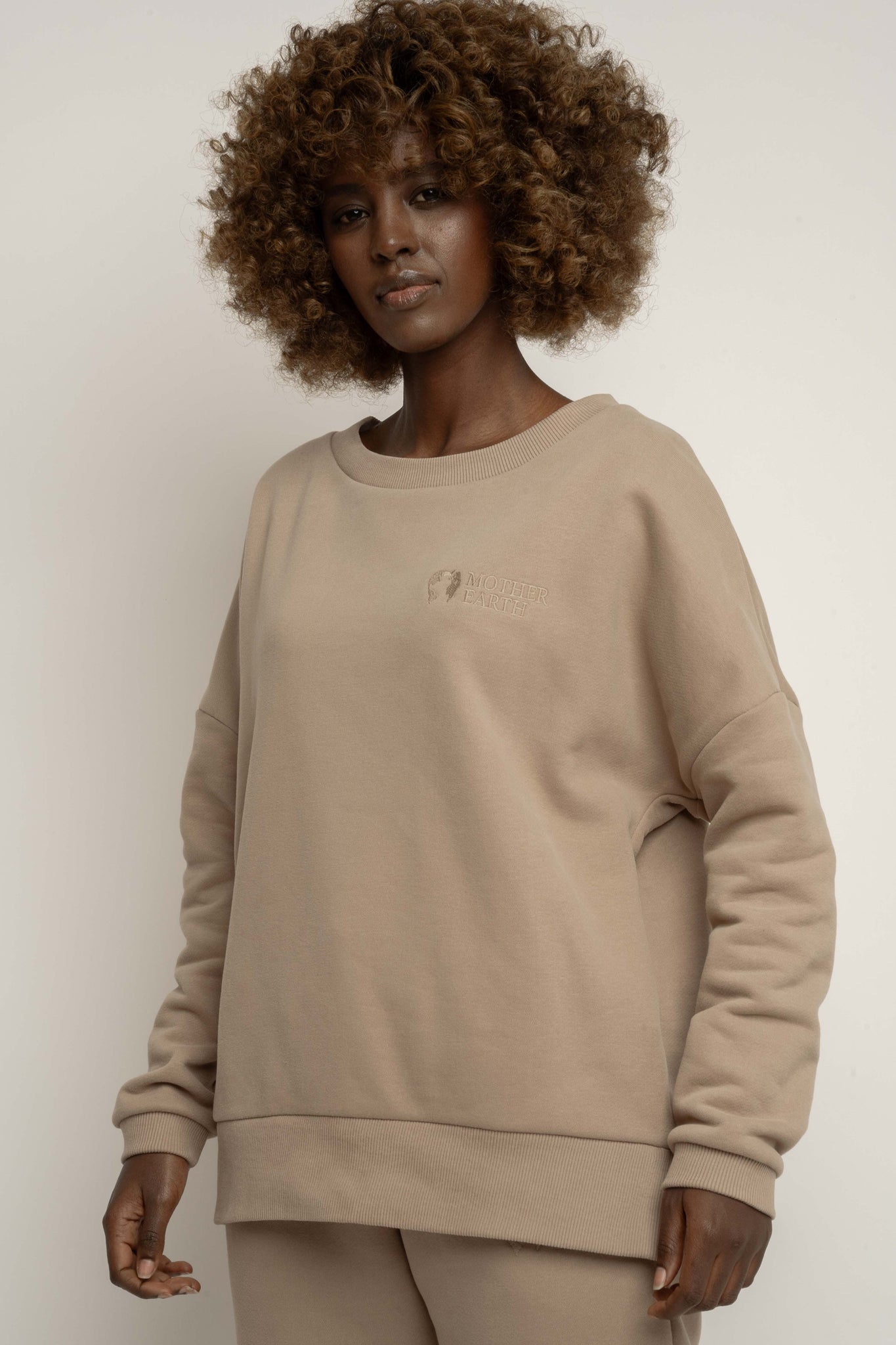 BLUZA OVERSIZE Z SZEROKIM DEKOLTEM JASNOBRĄZOWA - MULL