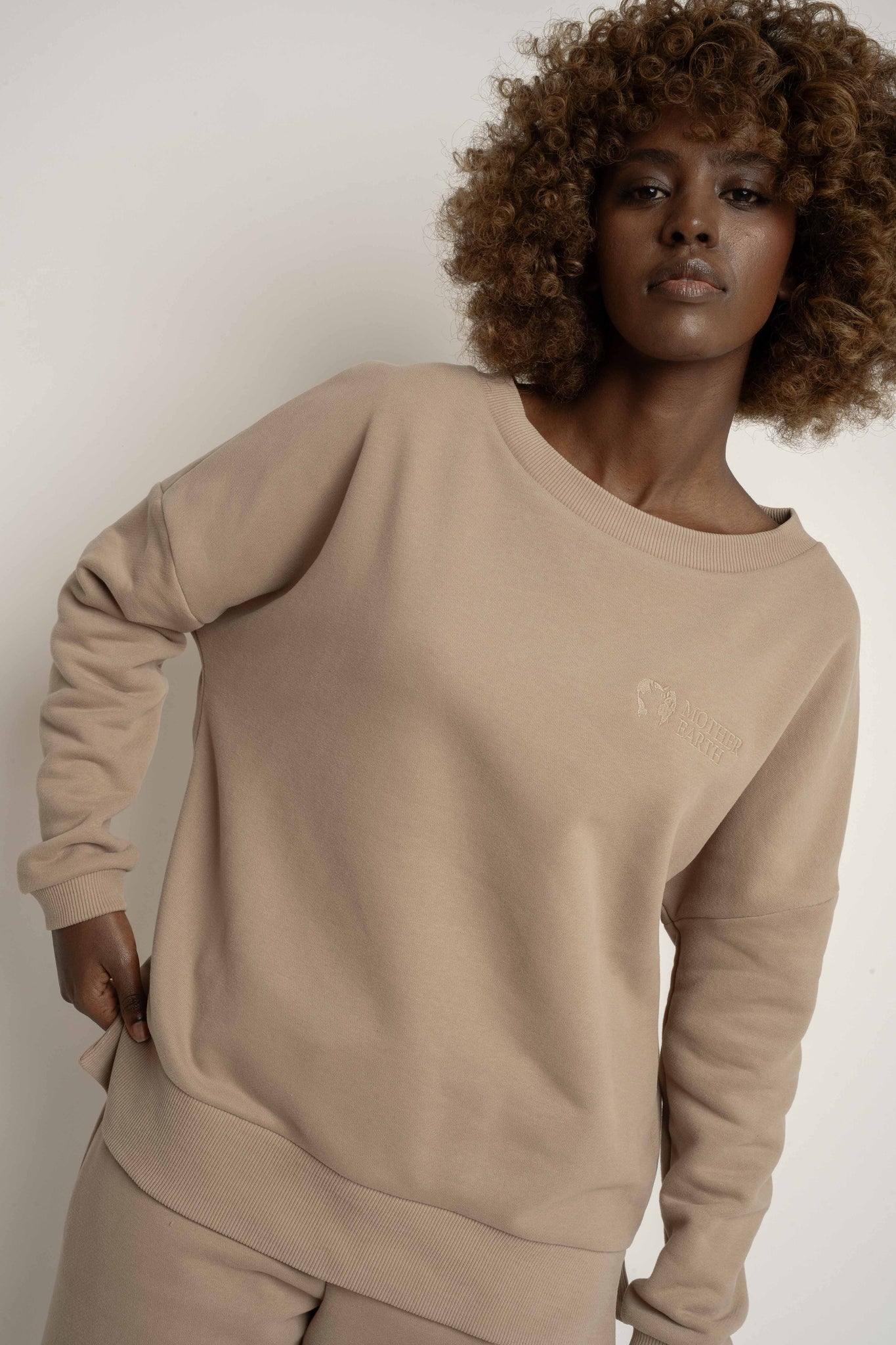 BLUZA OVERSIZE Z SZEROKIM DEKOLTEM JASNOBRĄZOWA - MULL