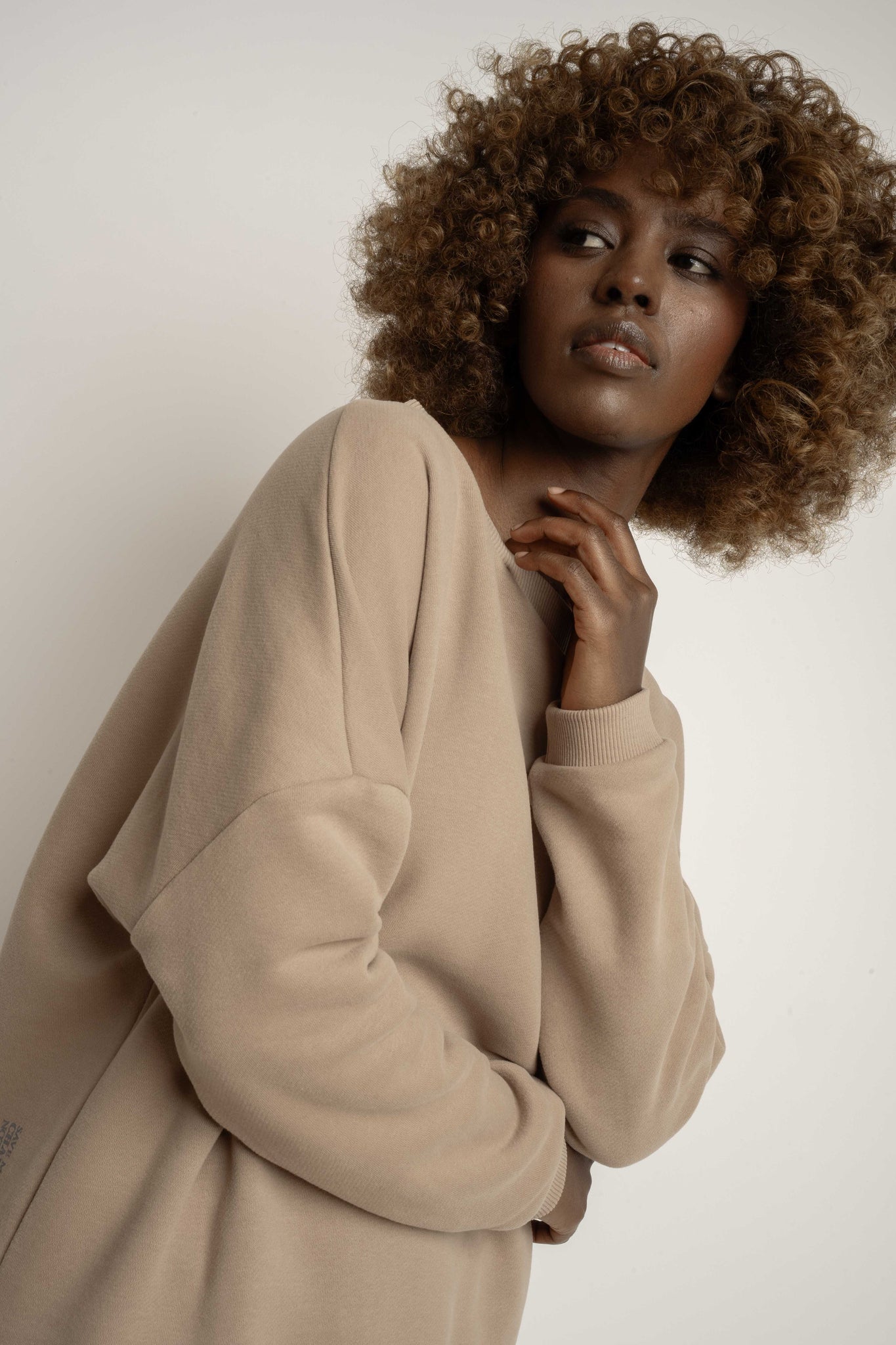 BLUZA OVERSIZE Z SZEROKIM DEKOLTEM JASNOBRĄZOWA - MULL