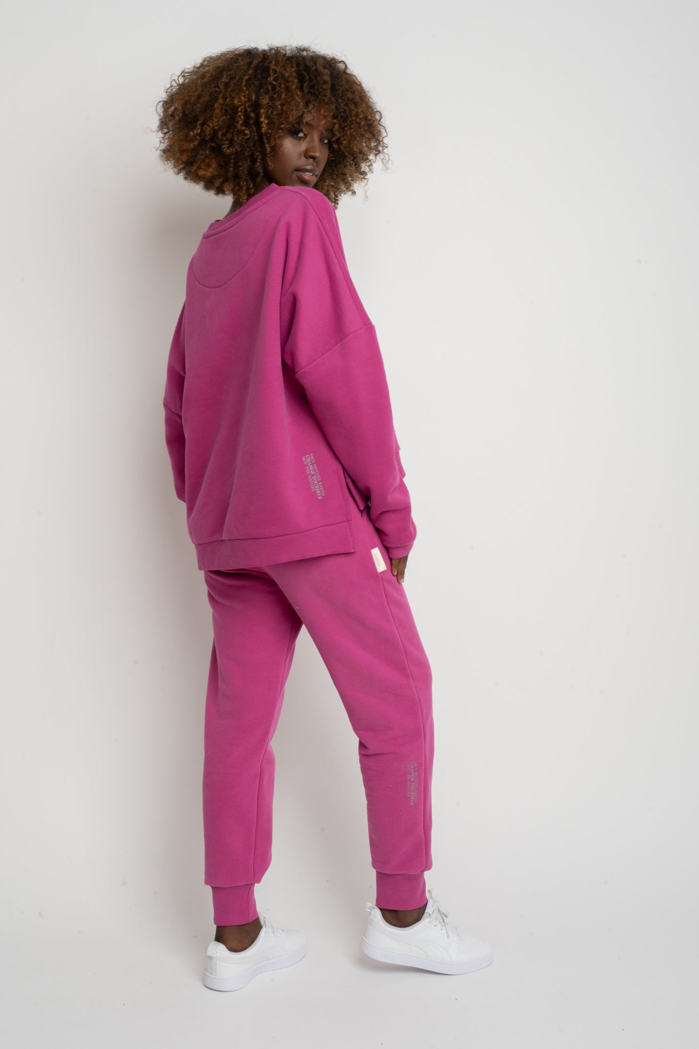 BLUZA O KROJU REGULAR FIT Z DŁUŻSZYM TYŁEM RÓŻOWA- COOK