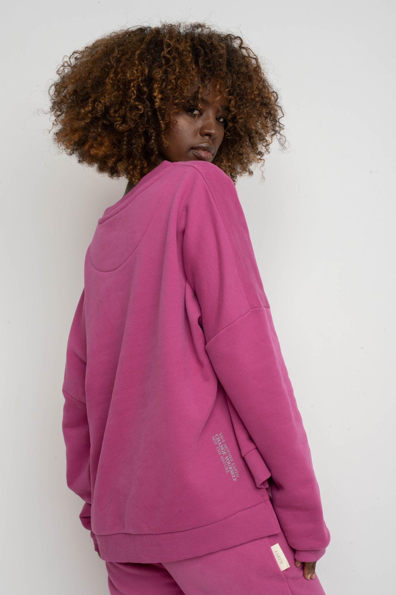 BLUZA O KROJU REGULAR FIT Z DŁUŻSZYM TYŁEM 2nd DROP RÓŻOWA - COOK