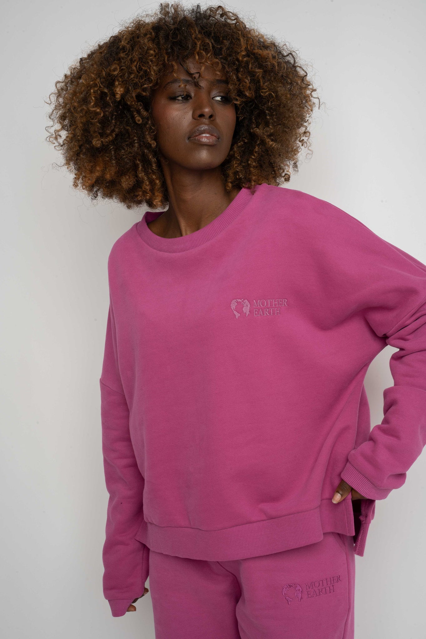 BLUZA O KROJU REGULAR FIT Z DŁUŻSZYM TYŁEM 2nd DROP RÓŻOWA - COOK