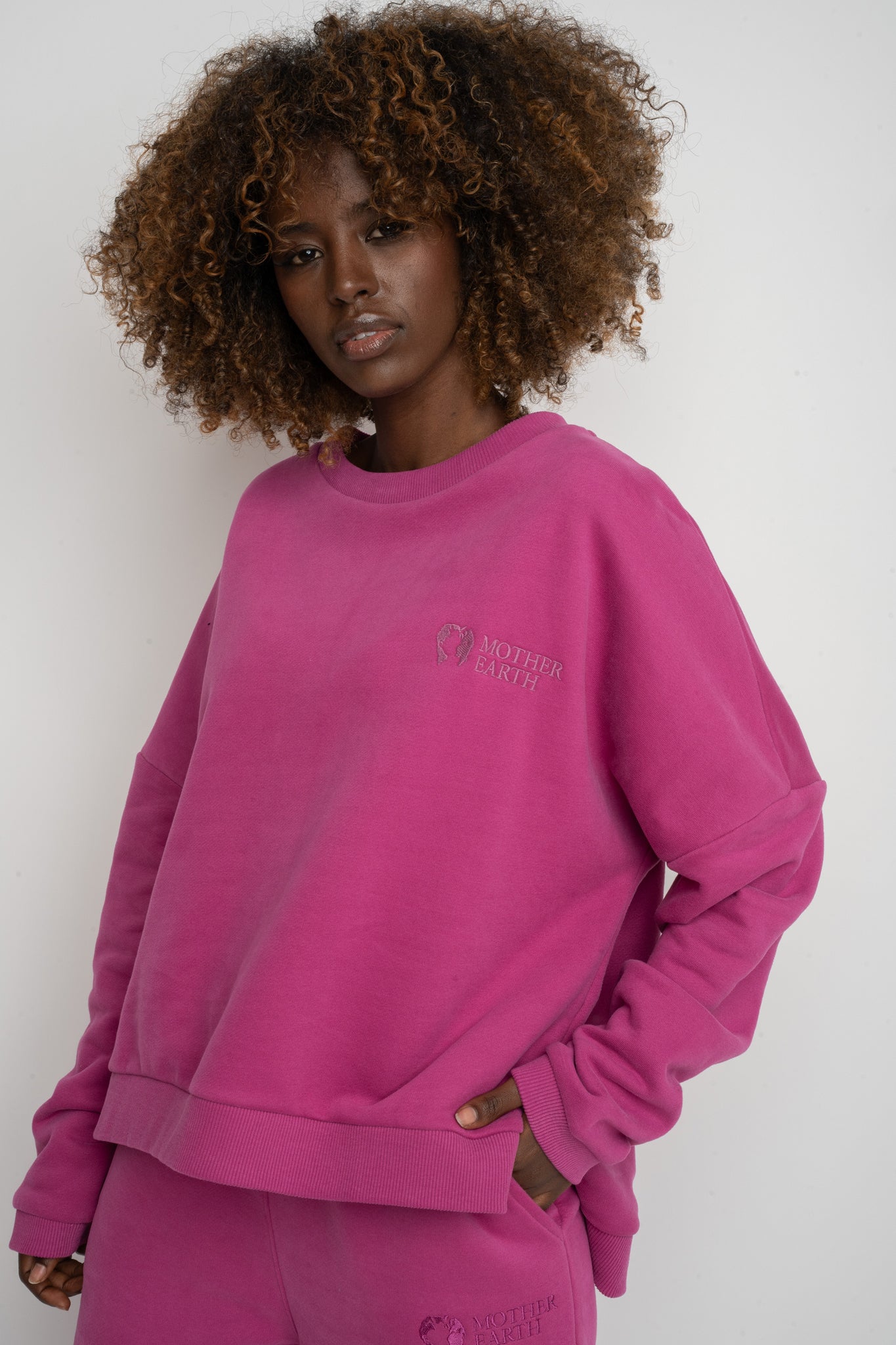BLUZA O KROJU REGULAR FIT Z DŁUŻSZYM TYŁEM RÓŻOWA- COOK