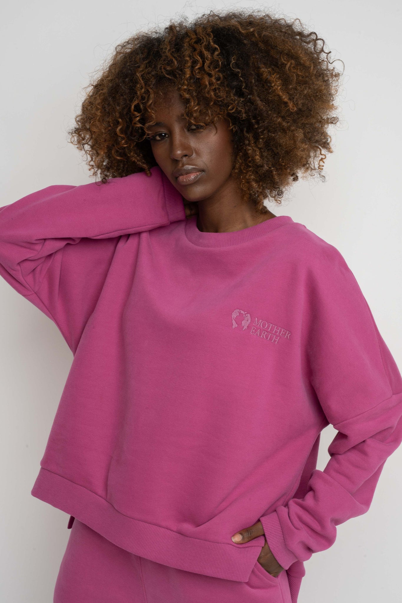 BLUZA O KROJU REGULAR FIT Z DŁUŻSZYM TYŁEM 2nd DROP RÓŻOWA - COOK