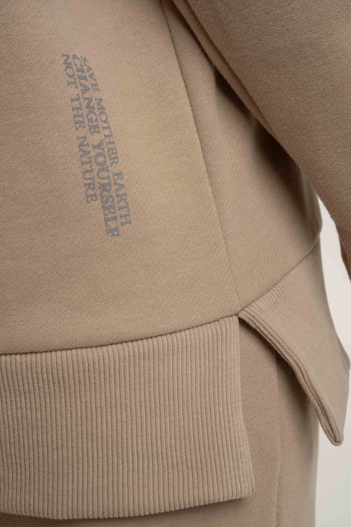 BLUZA OVERSIZE Z SZEROKIM DEKOLTEM JASNOBRĄZOWA - MULL