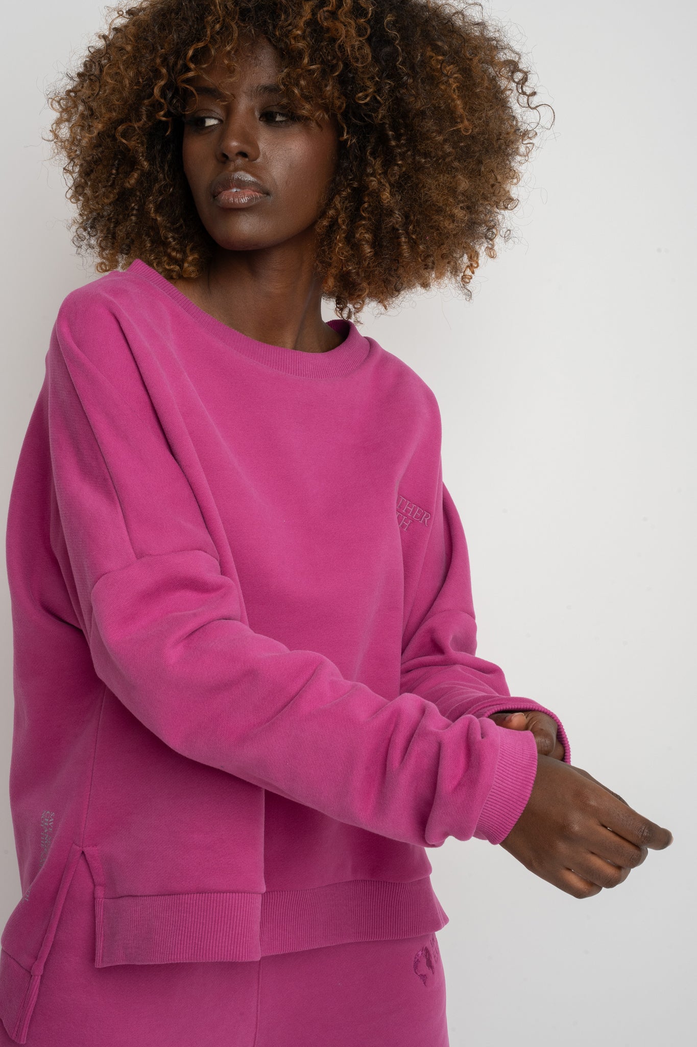 BLUZA O KROJU REGULAR FIT Z DŁUŻSZYM TYŁEM RÓŻOWA- COOK