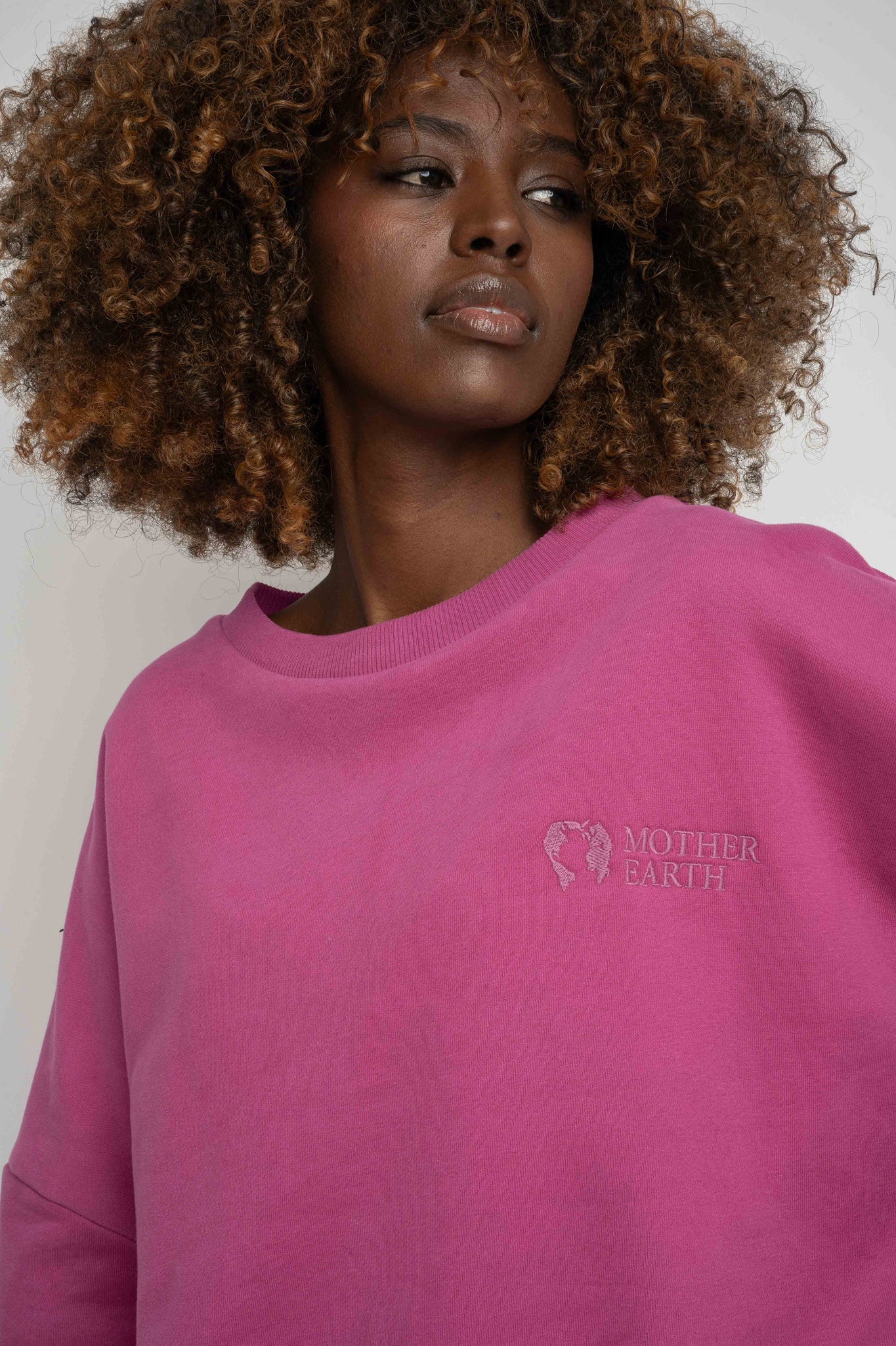 BLUZA O KROJU REGULAR FIT Z DŁUŻSZYM TYŁEM 2nd DROP RÓŻOWA - COOK