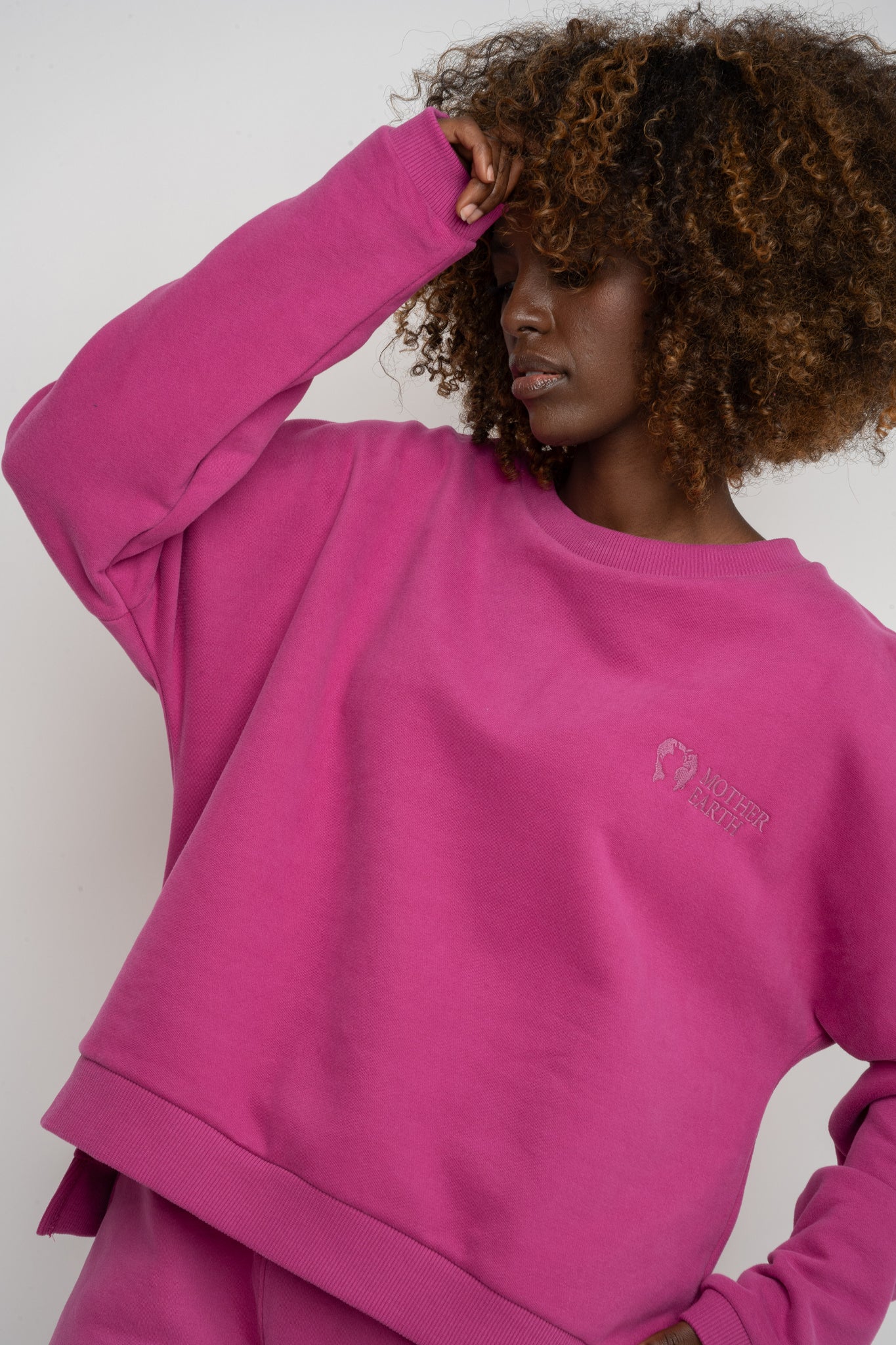 BLUZA O KROJU REGULAR FIT Z DŁUŻSZYM TYŁEM RÓŻOWA- COOK