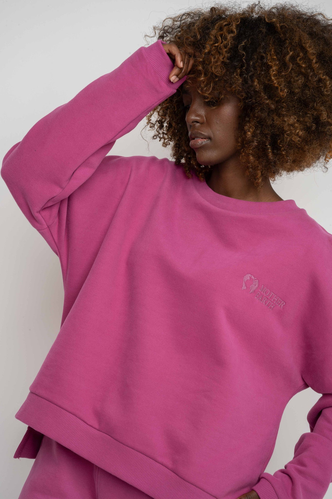 BLUZA O KROJU REGULAR FIT Z DŁUŻSZYM TYŁEM 2nd DROP RÓŻOWA - COOK