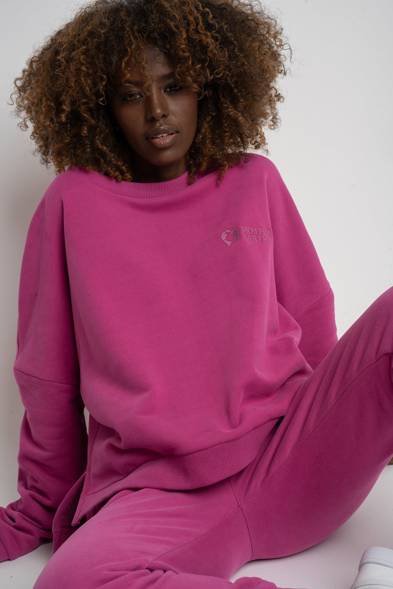 BLUZA O KROJU REGULAR FIT Z DŁUŻSZYM TYŁEM RÓŻOWA- COOK