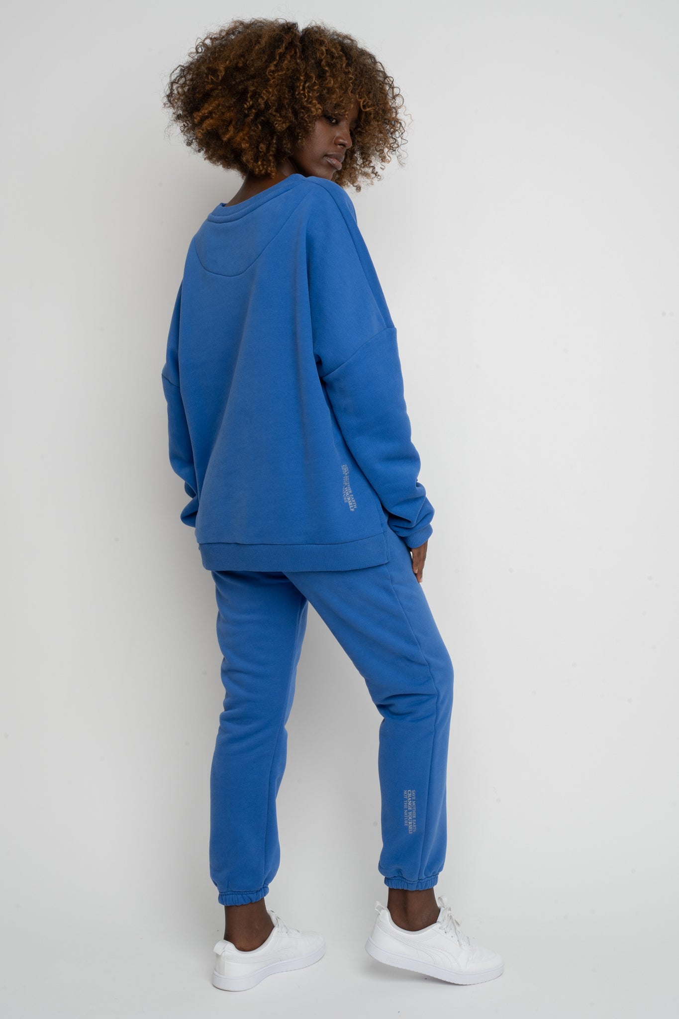 BLUZA O KROJU REGULAR FIT Z DŁUŻSZYM TYŁEM CHABROWA - COOK