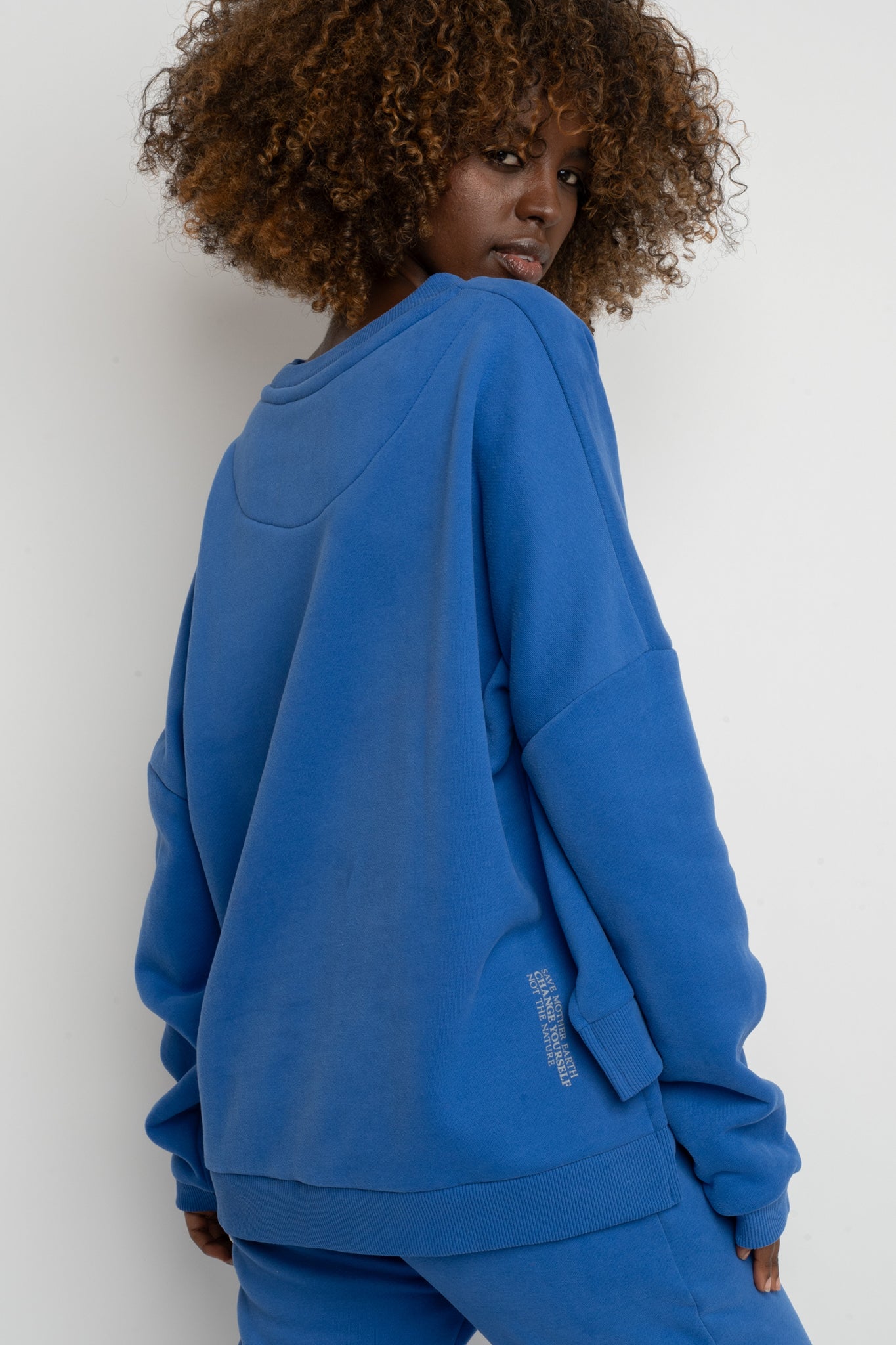 BLUZA O KROJU REGULAR FIT Z DŁUŻSZYM TYŁEM CHABROWA - COOK