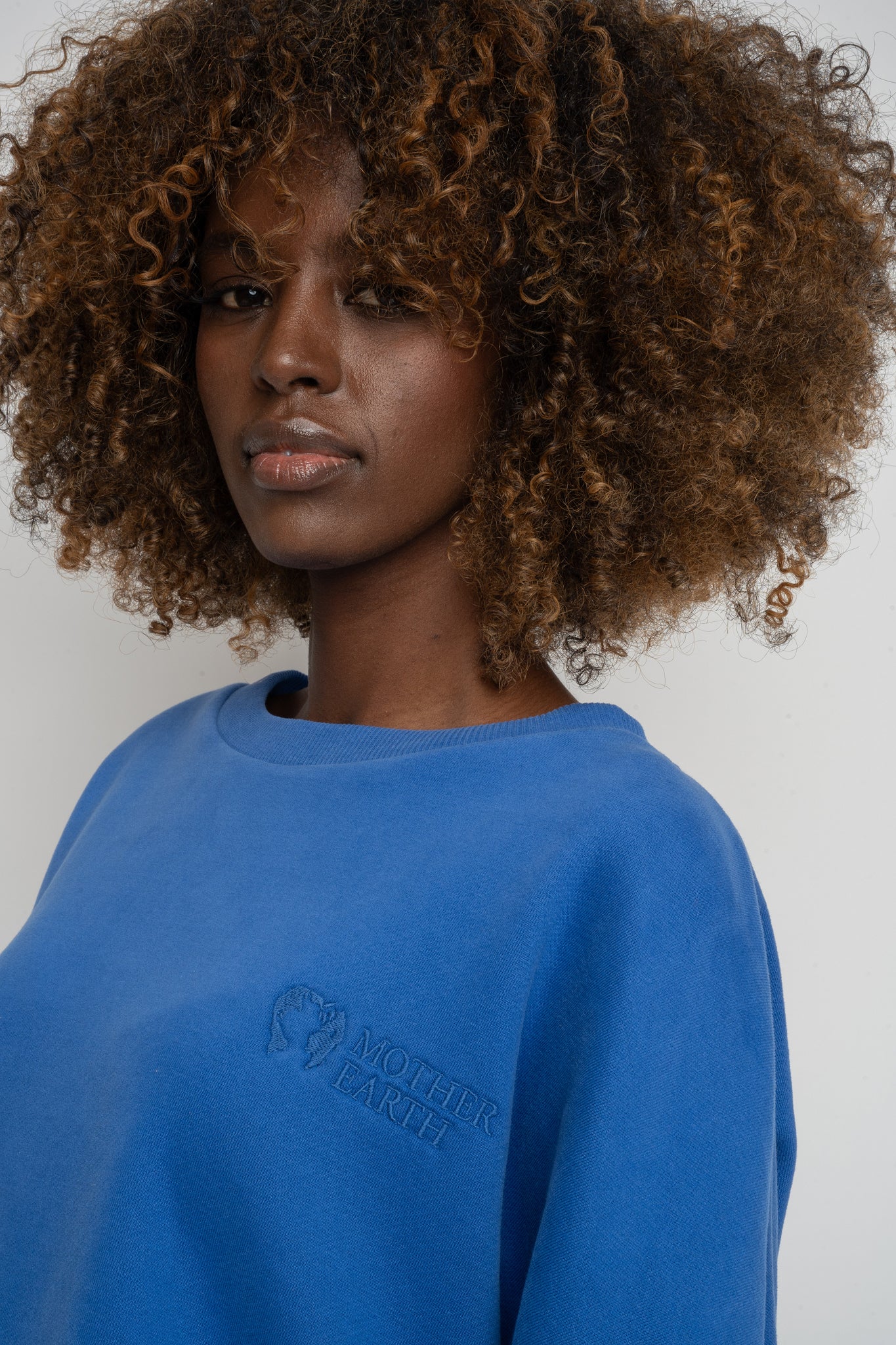 BLUZA O KROJU REGULAR FIT Z DŁUŻSZYM TYŁEM CHABROWA - COOK