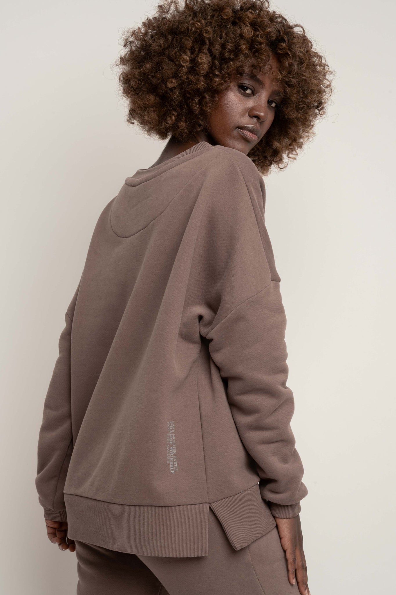 BLUZA OVERSIZE Z SZEROKIM DEKOLTEM CAPPUCCINO - MULL