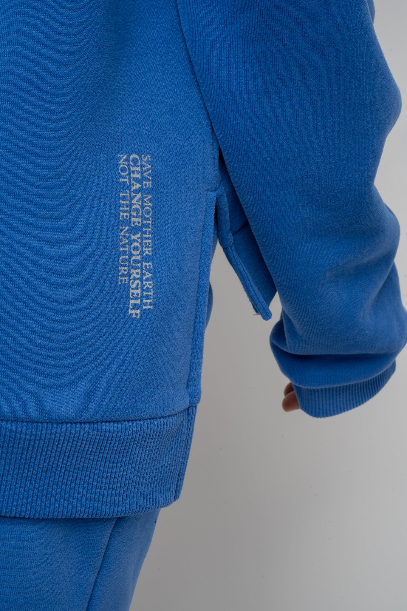 BLUZA O KROJU REGULAR FIT Z DŁUŻSZYM TYŁEM CHABROWA - COOK