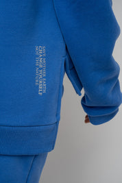 BLUZA O KROJU REGULAR FIT Z DŁUŻSZYM TYŁEM CHABROWA - COOK