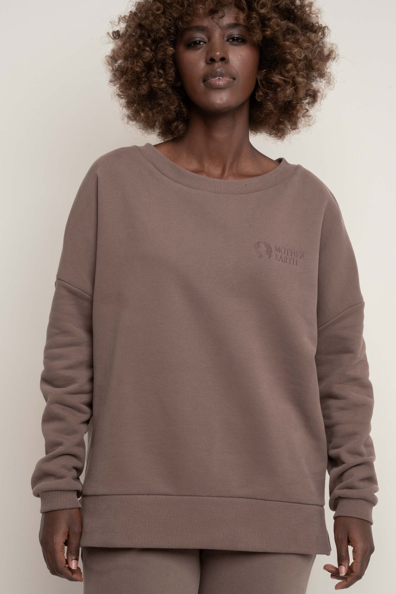 BLUZA OVERSIZE Z SZEROKIM DEKOLTEM CAPPUCCINO - MULL