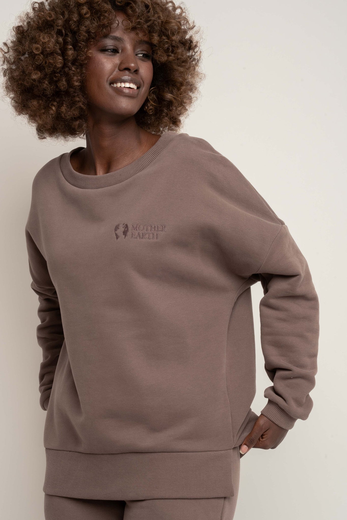 BLUZA OVERSIZE Z SZEROKIM DEKOLTEM CAPPUCCINO - MULL