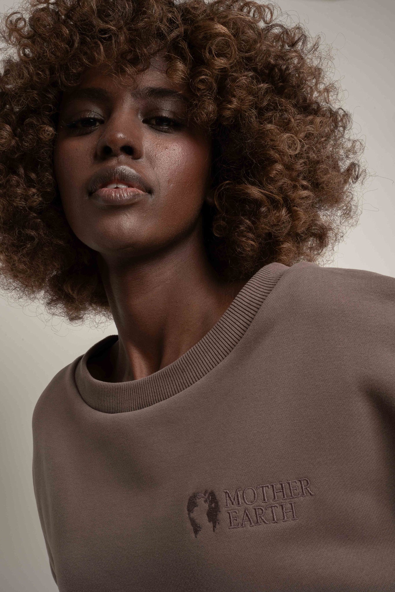 BLUZA OVERSIZE Z SZEROKIM DEKOLTEM CAPPUCCINO - MULL