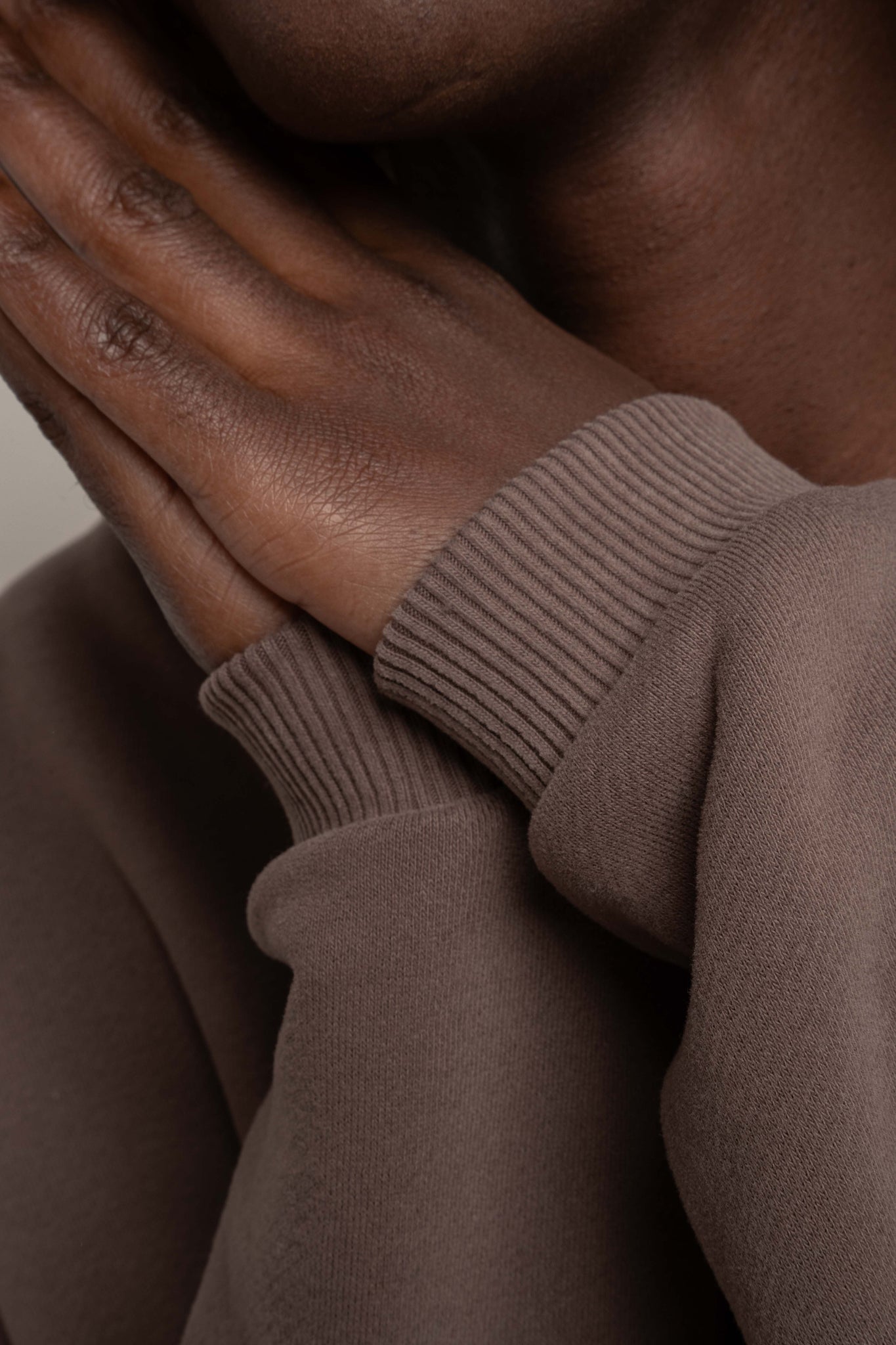 BLUZA OVERSIZE Z SZEROKIM DEKOLTEM CAPPUCCINO - MULL