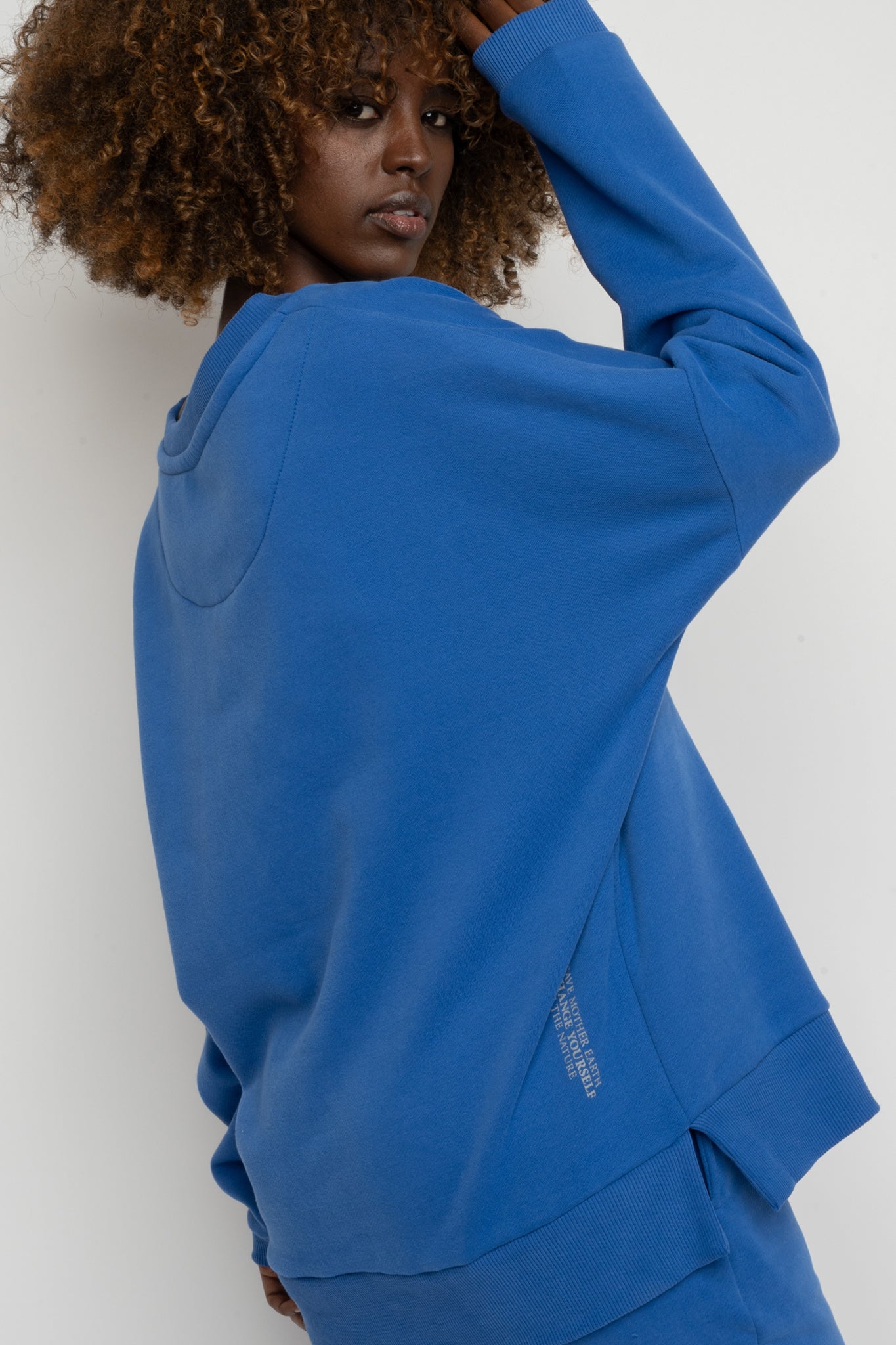 BLUZA OVERSIZE Z SZEROKIM DEKOLTEM CHABROWY  - MULL