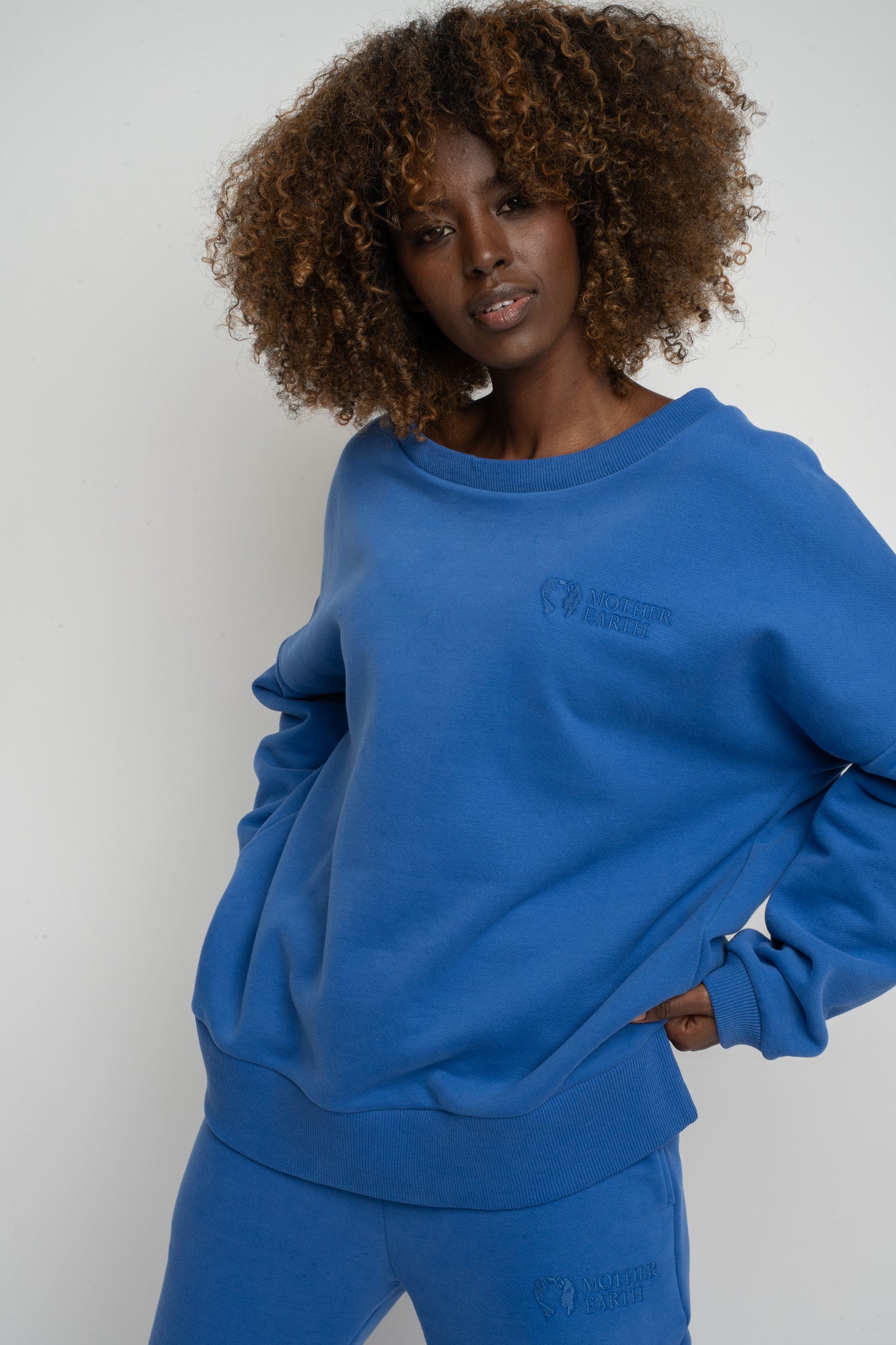 BLUZA OVERSIZE Z SZEROKIM DEKOLTEM CHABROWY  - MULL