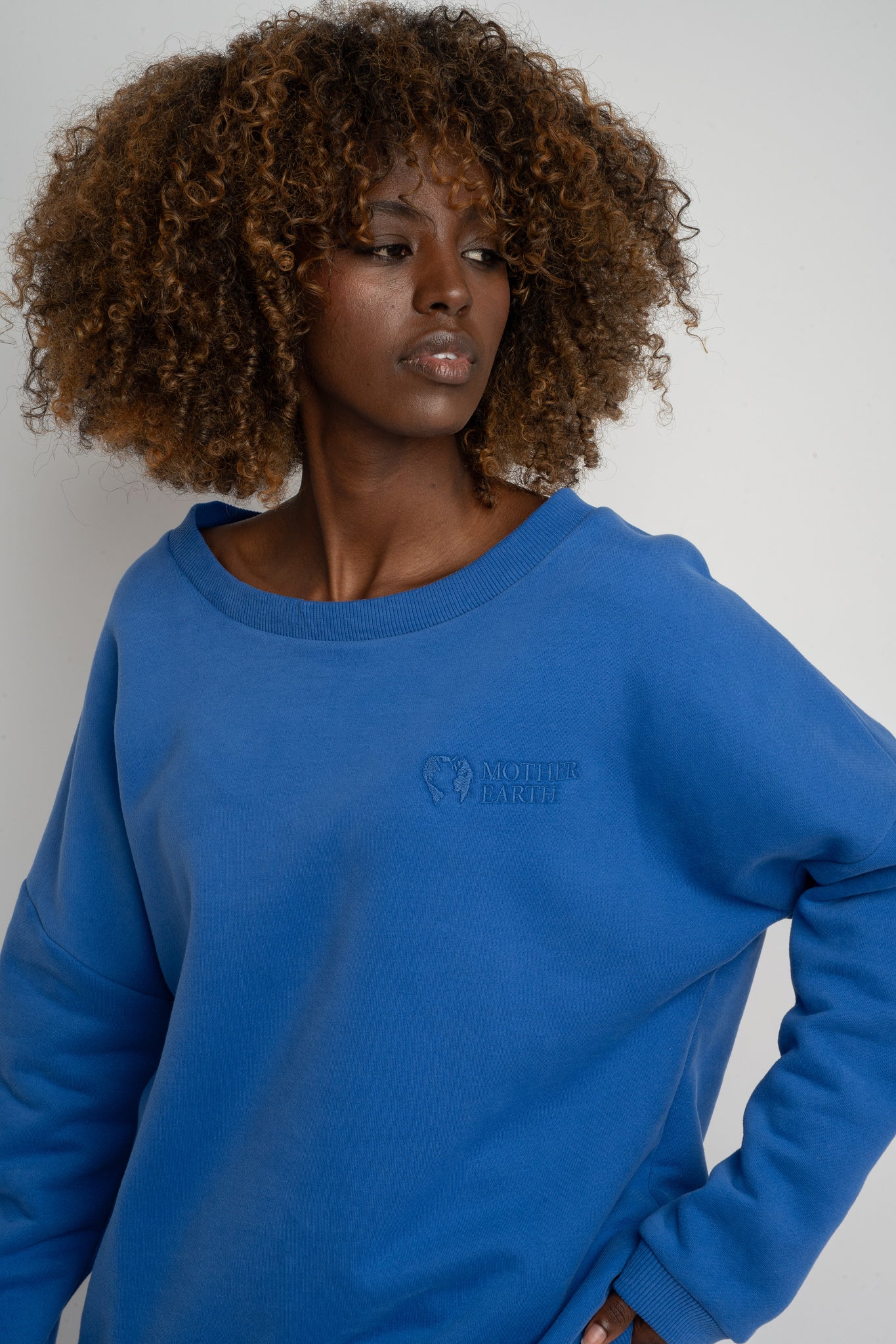 BLUZA OVERSIZE Z SZEROKIM DEKOLTEM CHABROWY  - MULL
