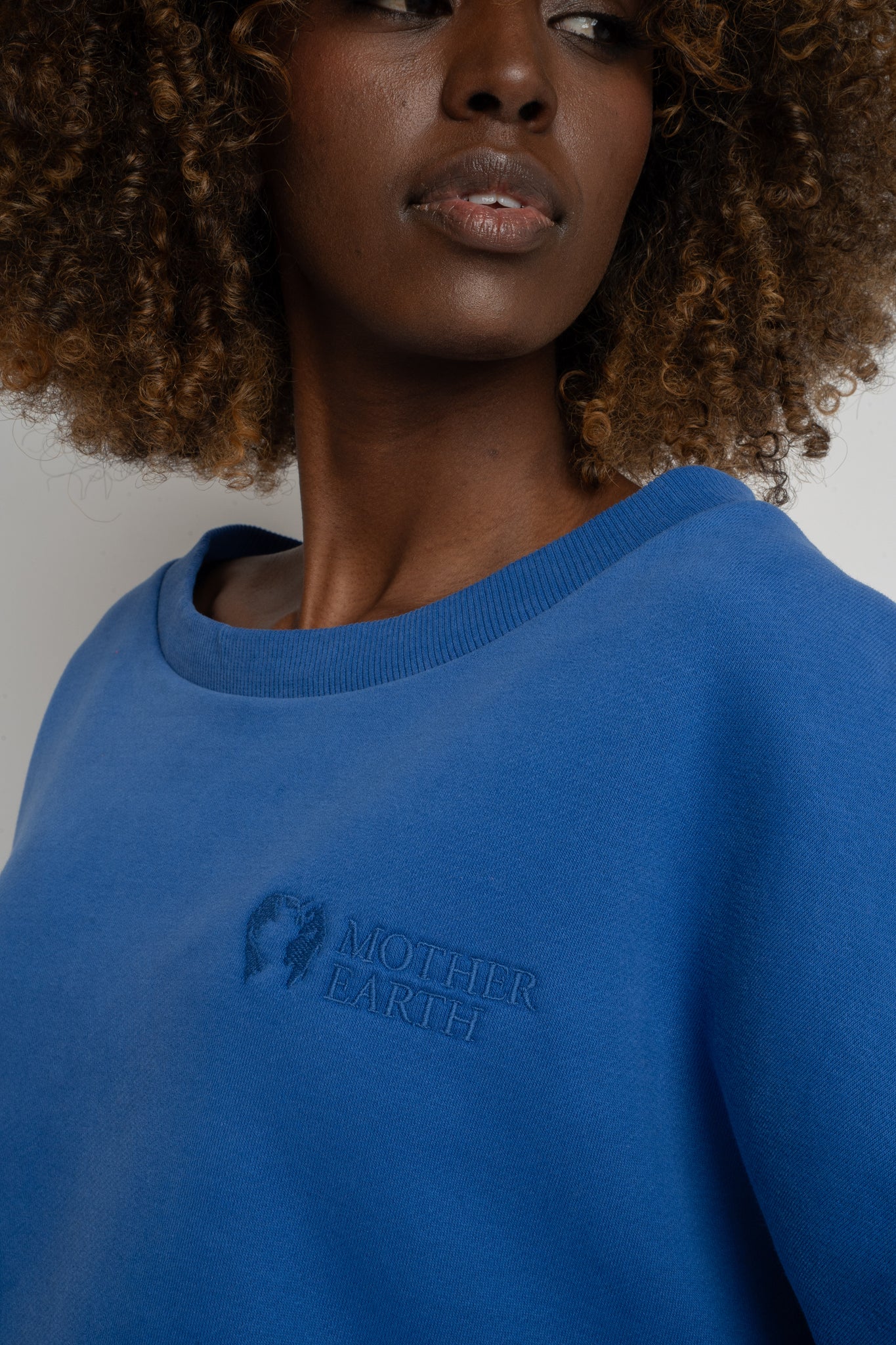 BLUZA OVERSIZE Z SZEROKIM DEKOLTEM CHABROWY  - MULL