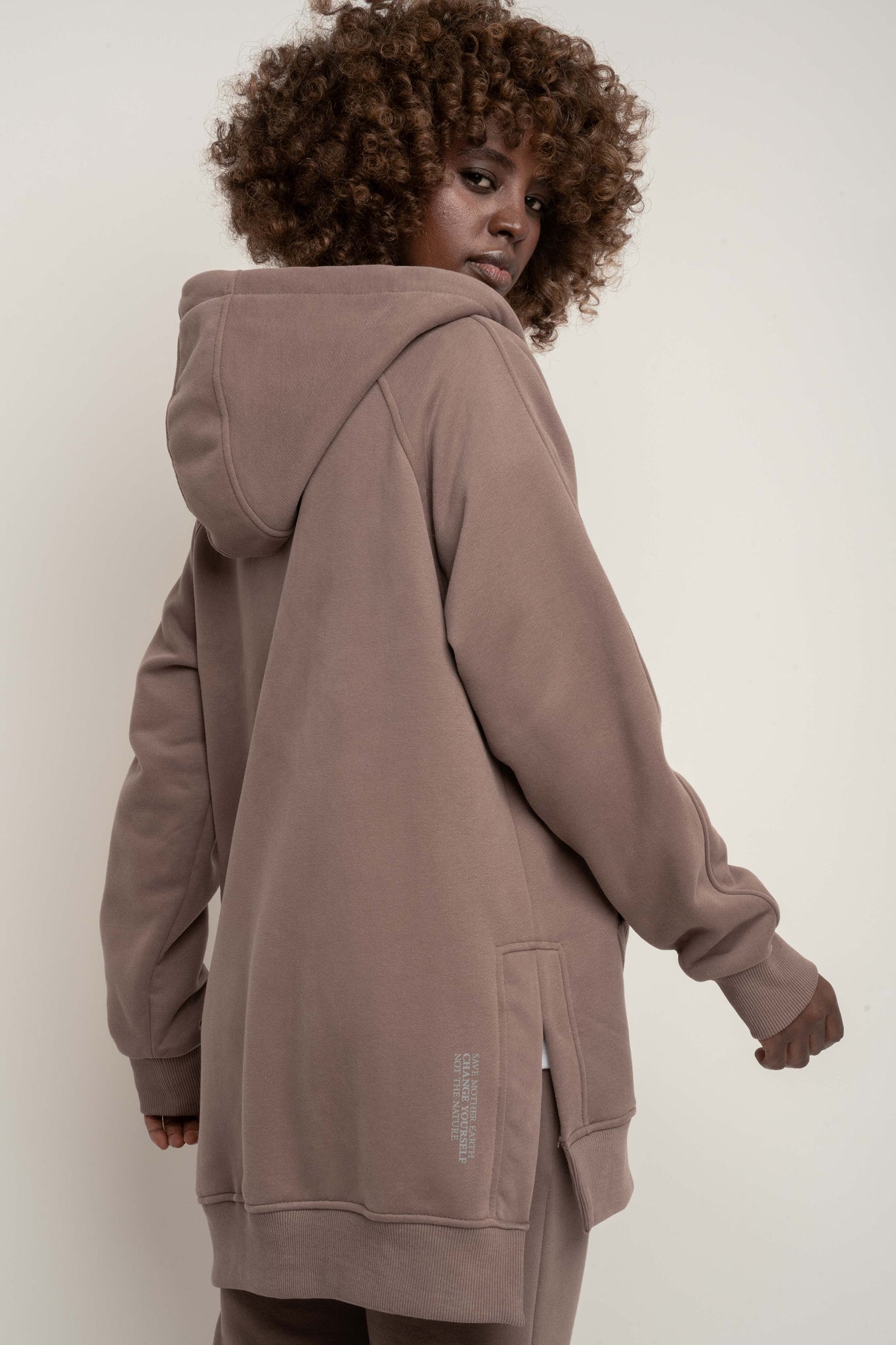 DŁUGA BLUZA Z KAPTUREM ROZPINANA CAPPUCCINO - ESMERALDA