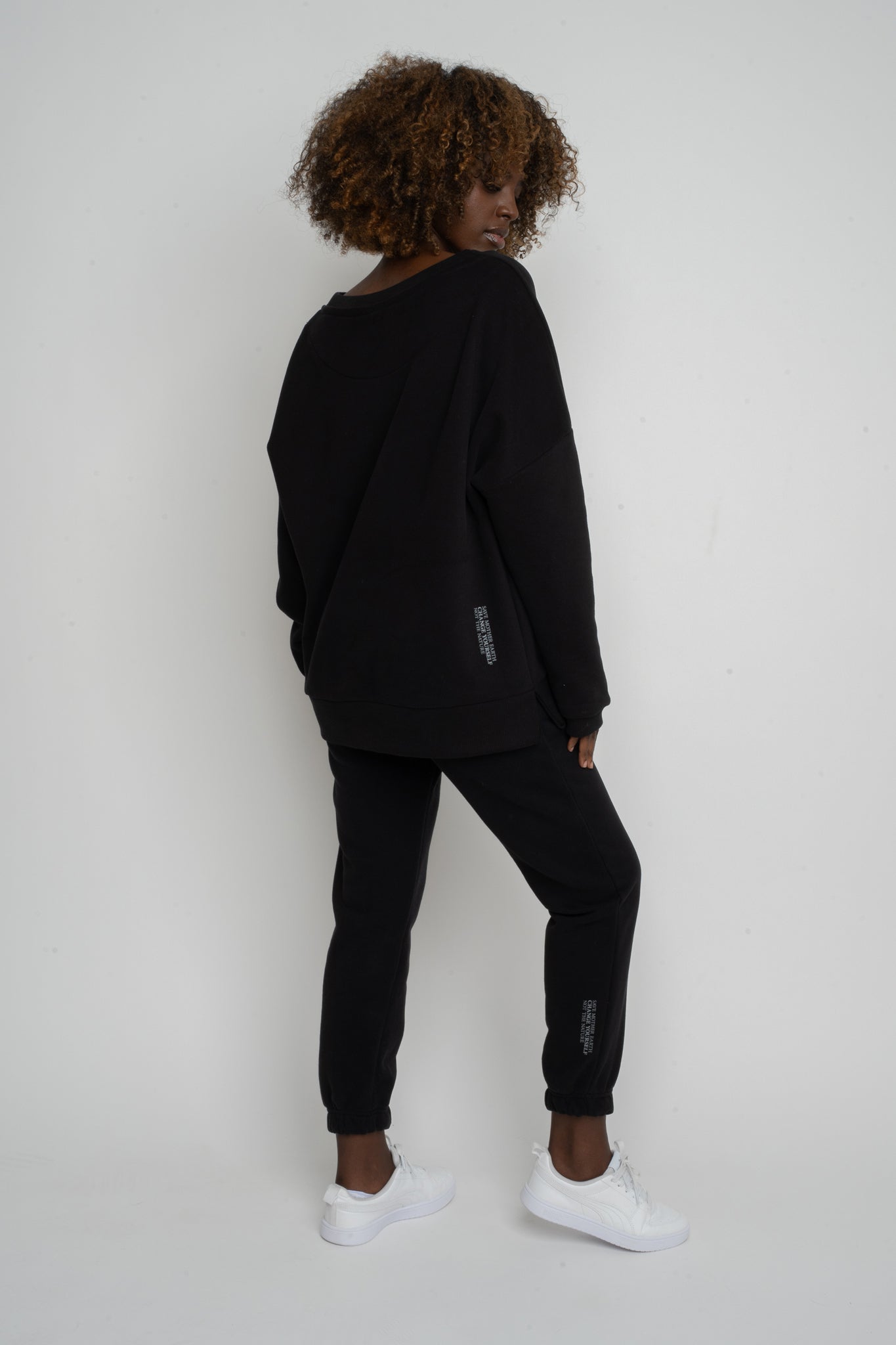 BLUZA OVERSIZE Z SZEROKIM DEKOLTEM CZARNA - MULL