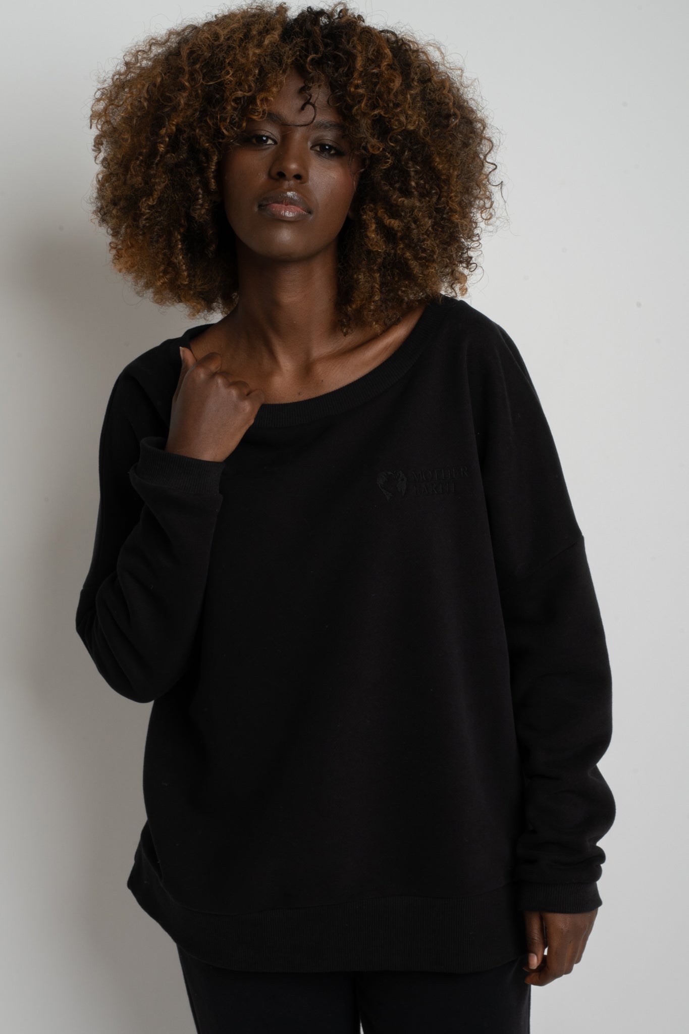 BLUZA OVERSIZE Z SZEROKIM DEKOLTEM CZARNA - MULL