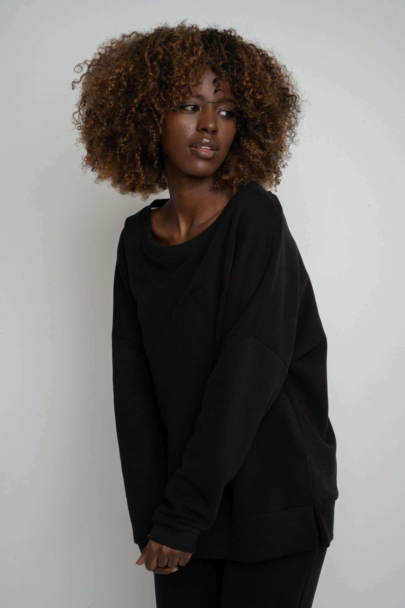 BLUZA OVERSIZE Z SZEROKIM DEKOLTEM CZARNA - MULL