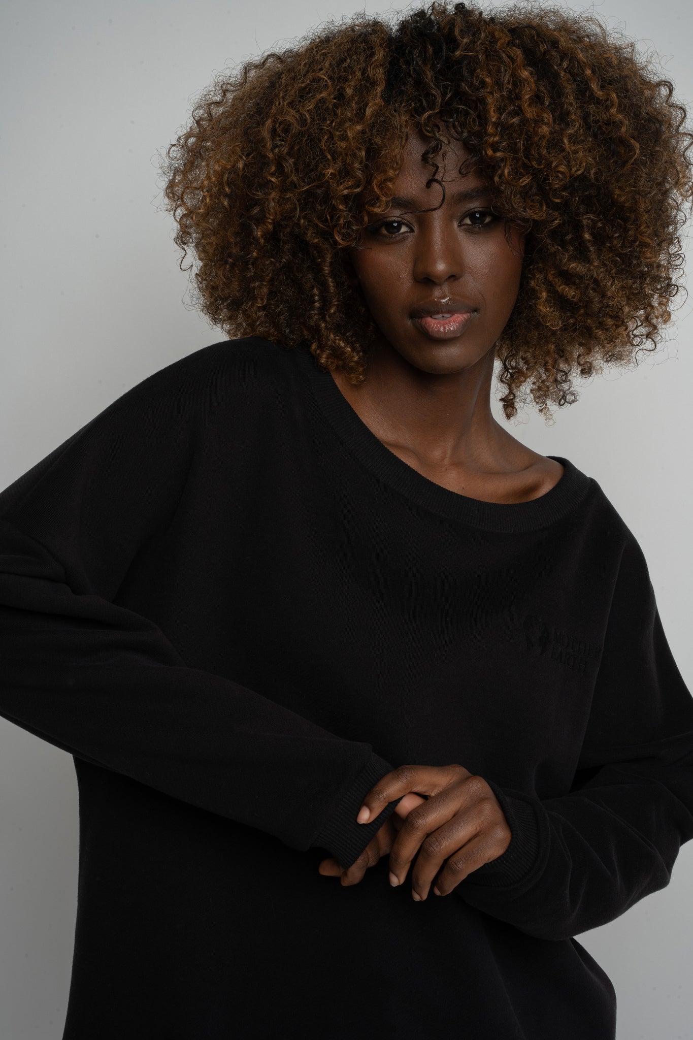 BLUZA OVERSIZE Z SZEROKIM DEKOLTEM CZARNA - MULL