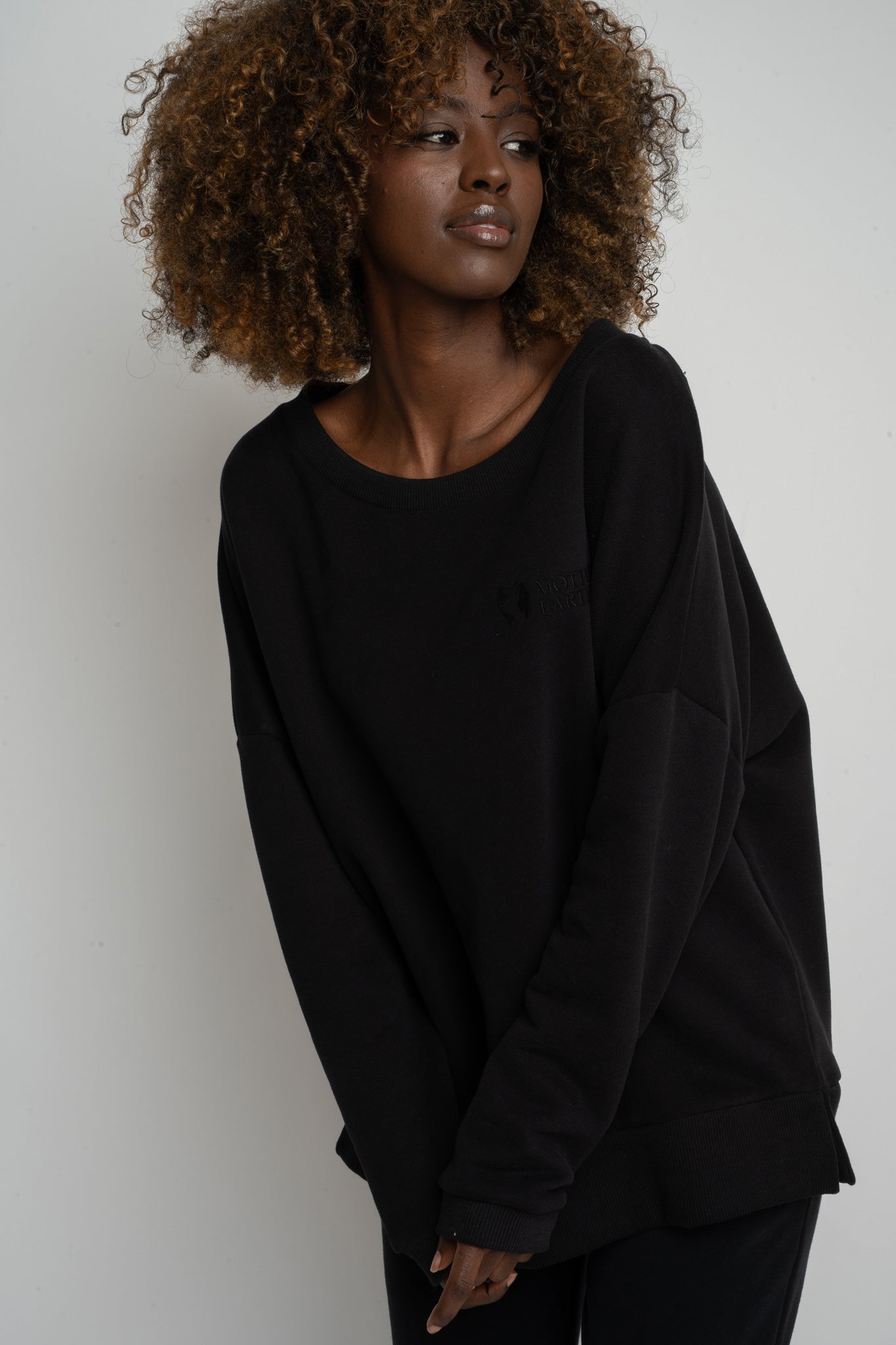 BLUZA OVERSIZE Z SZEROKIM DEKOLTEM CZARNA - MULL