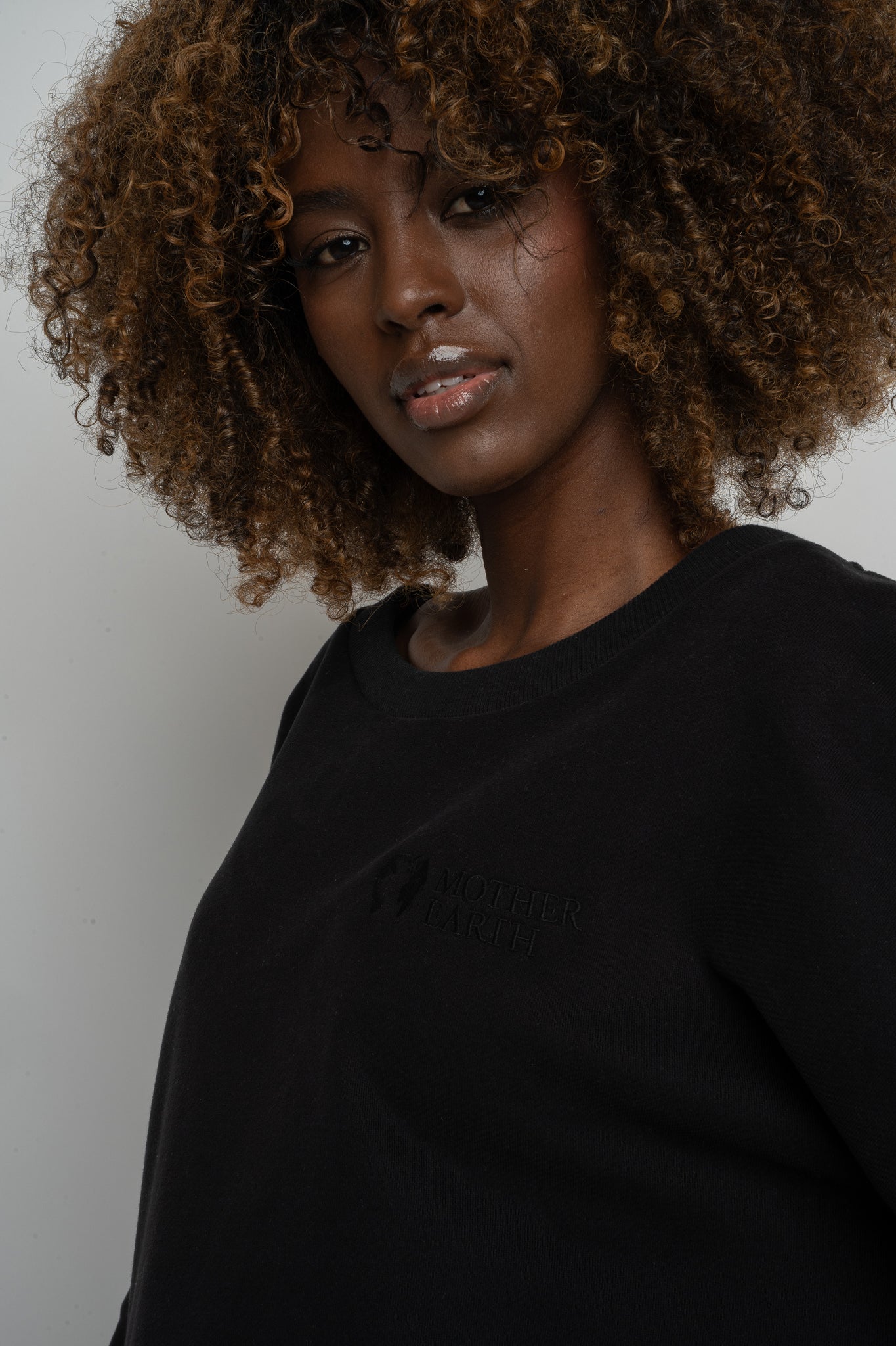 BLUZA OVERSIZE Z SZEROKIM DEKOLTEM CZARNA - MULL