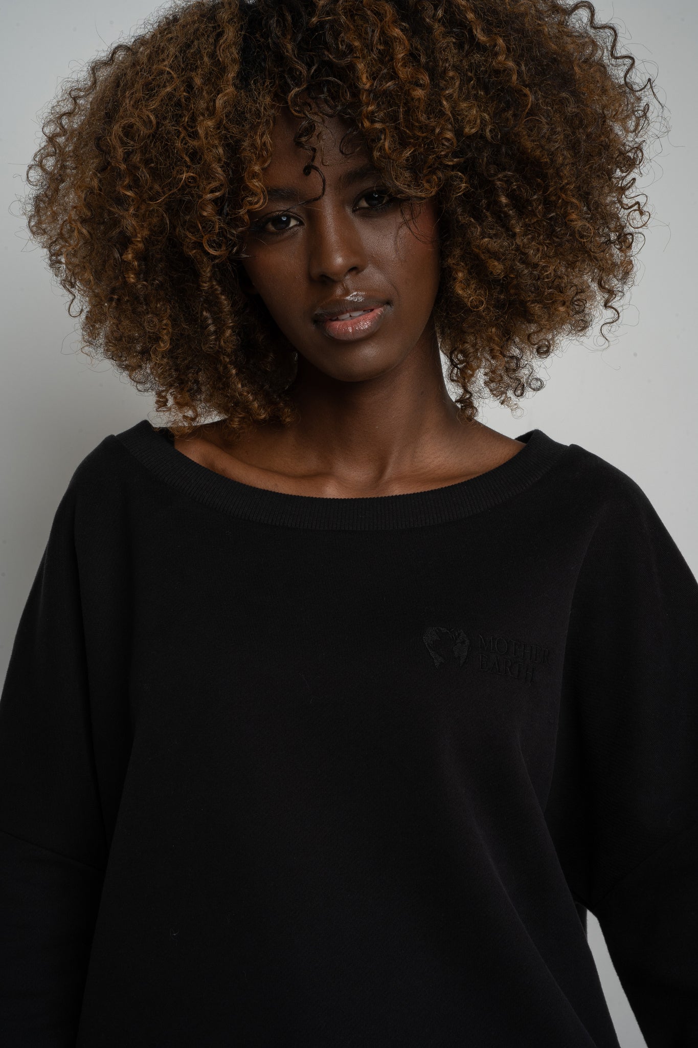 BLUZA OVERSIZE Z SZEROKIM DEKOLTEM CZARNA - MULL