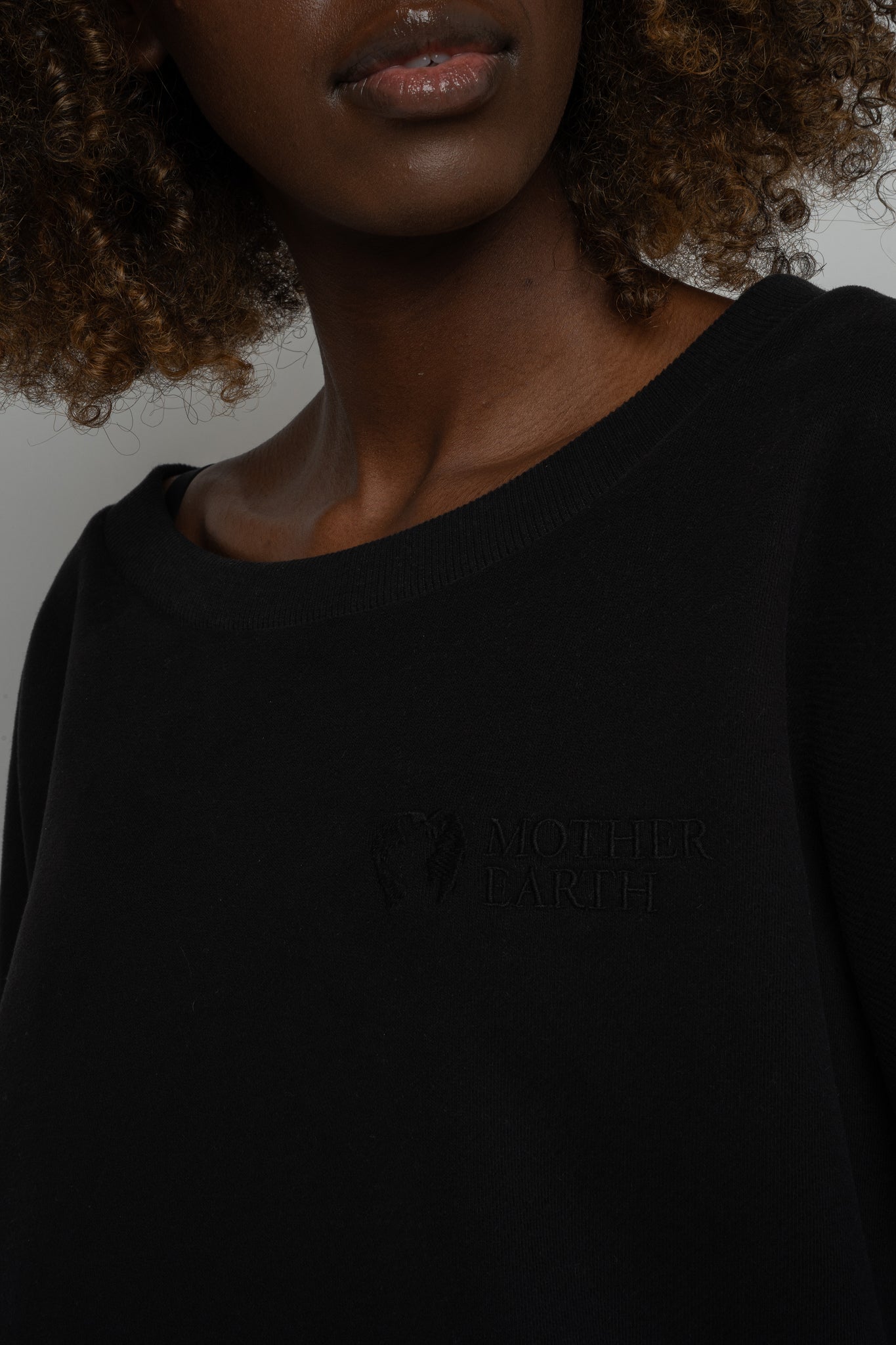 BLUZA OVERSIZE Z SZEROKIM DEKOLTEM CZARNA - MULL