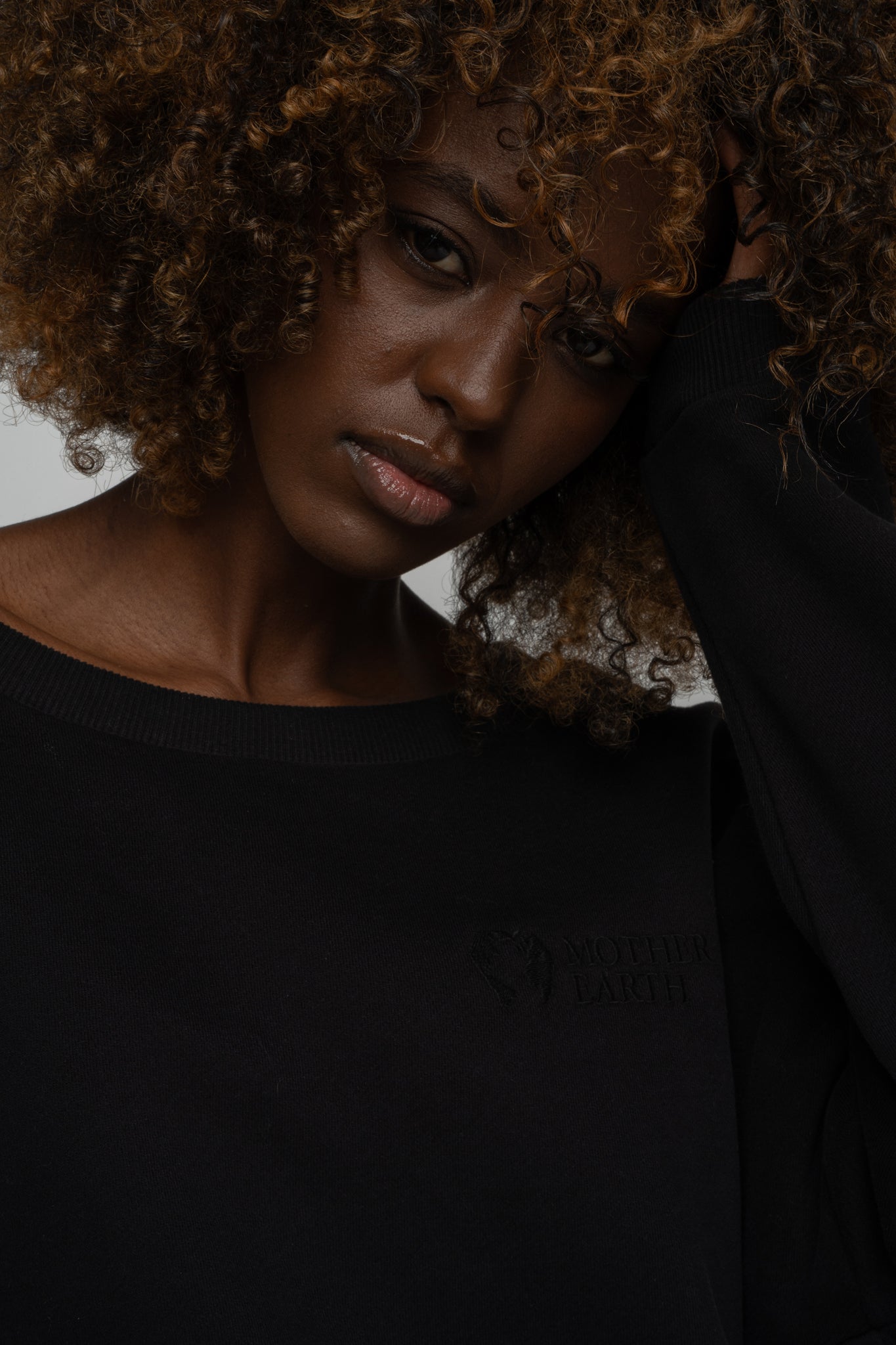 BLUZA OVERSIZE Z SZEROKIM DEKOLTEM CZARNA - MULL