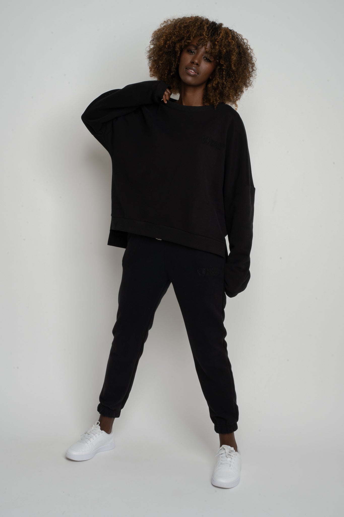 BLUZA O KROJU REGULAR FIT Z DŁUŻSZYM TYŁEM CZARNA - COOK