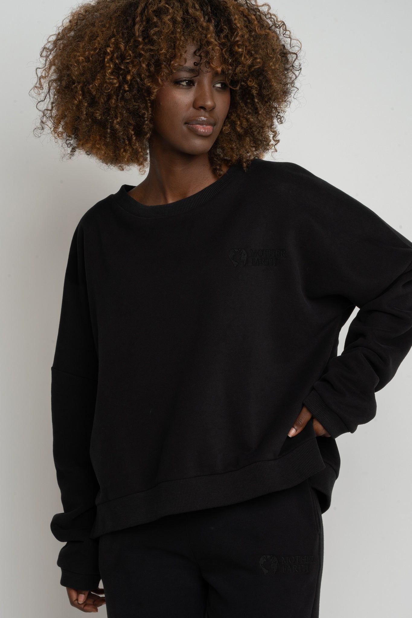 BLUZA O KROJU REGULAR FIT Z DŁUŻSZYM TYŁEM CZARNA - COOK