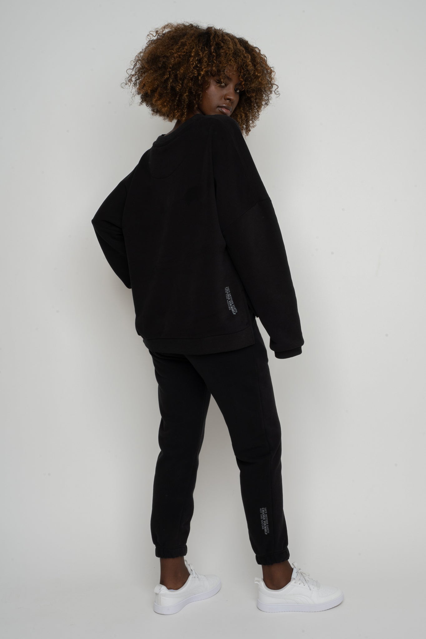 BLUZA O KROJU REGULAR FIT Z DŁUŻSZYM TYŁEM CZARNA - COOK