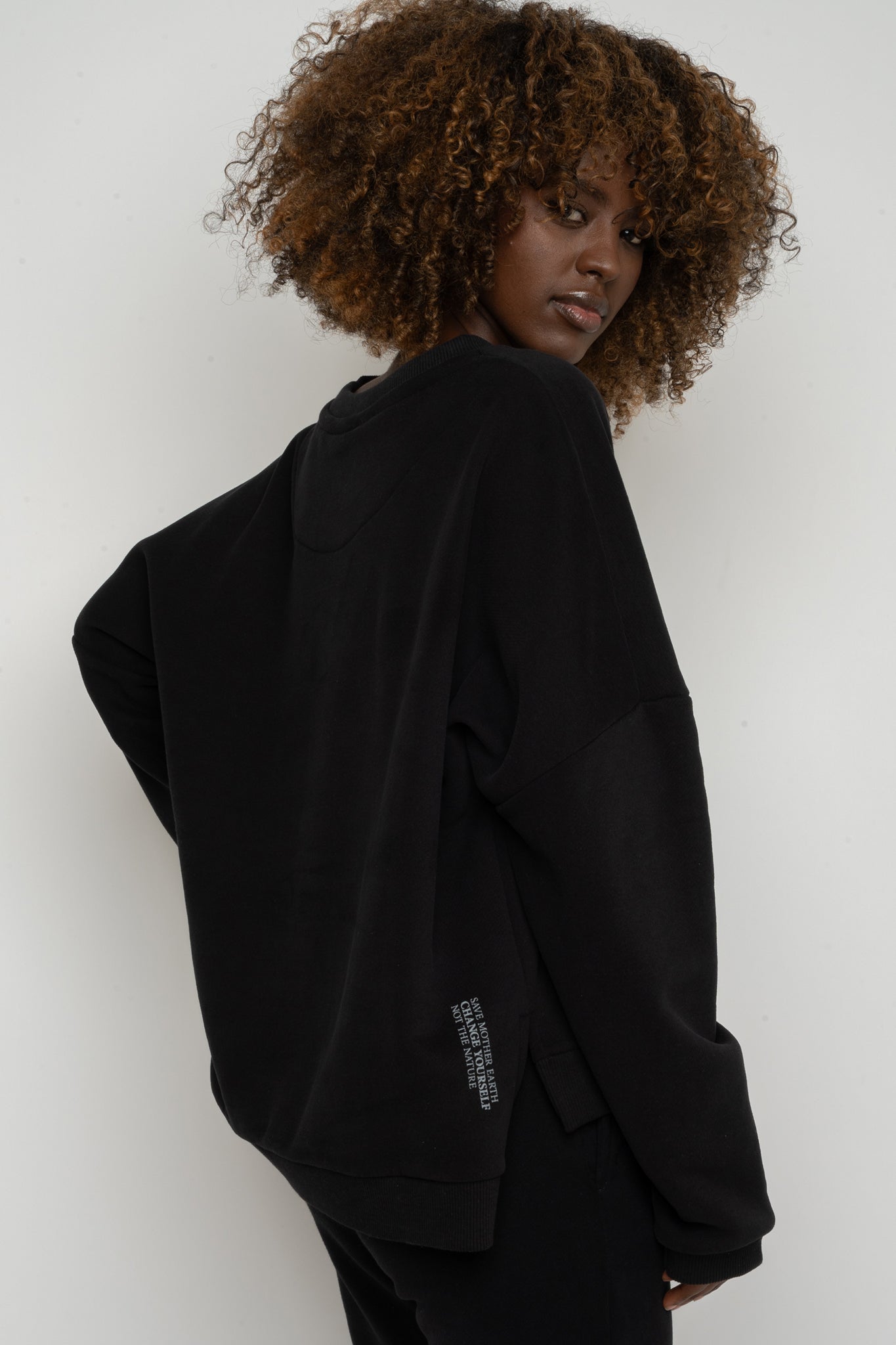 BLUZA O KROJU REGULAR FIT Z DŁUŻSZYM TYŁEM CZARNA - COOK