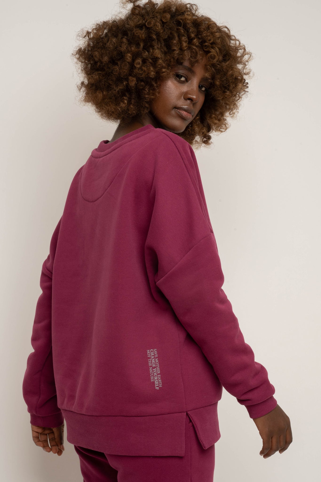 BLUZA OVERSIZE Z SZEROKIM DEKOLTEM BURGUNDOWA - MULL